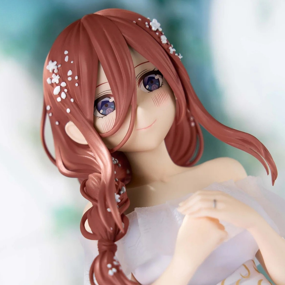 Anime-Figur eines Mädchens mit rotbraunem Haar im weißen Kleid, verziert mit weißen Blumen vor weichem Hintergrund.
