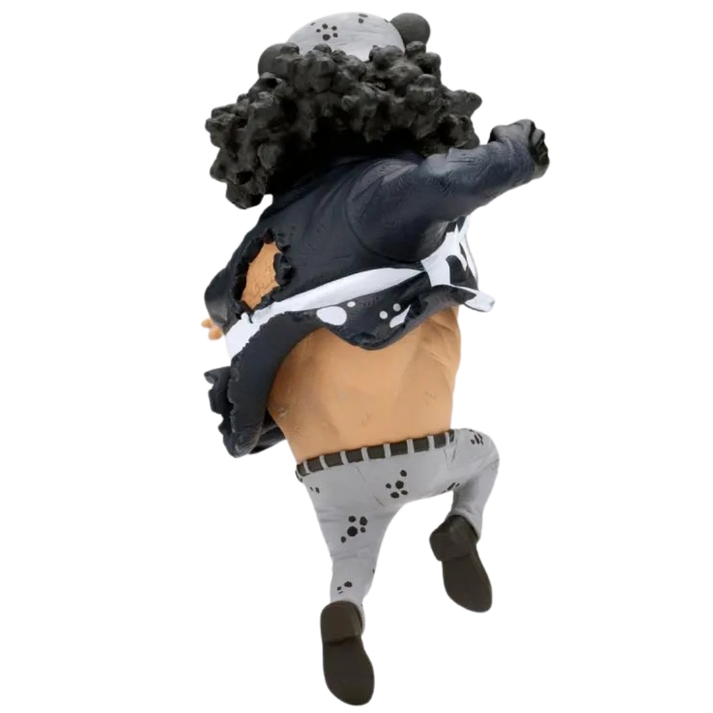 Vista posteriore di una figura anime con capelli neri, giacca scura e pantaloni grigio chiaro con macchie nere.