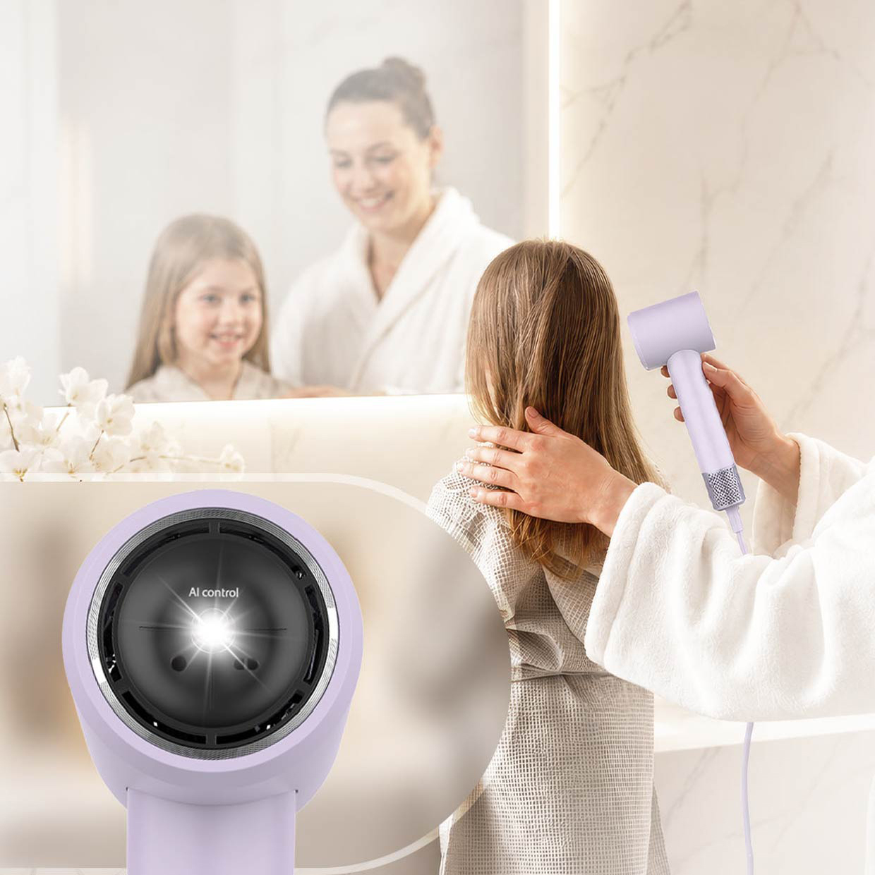 Eine Frau föhnt einem Mädchen mit einem lila Föhn in einem hellen Badezimmer die Haare, im Spiegel reflektiert.
