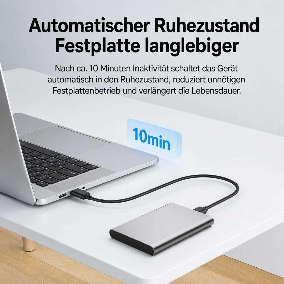 Laptop auf weißem Tisch mit externer Festplatte, verbunden durch Kabel und einem blauen 10-Minuten-Symbol.