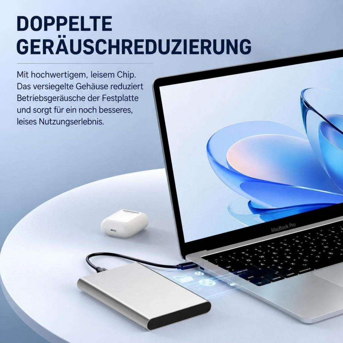 Eine silberne externe Festplatte, ein MacBook und weiße Ohrstöpsel auf einem Tisch mit deutschem Text oben.