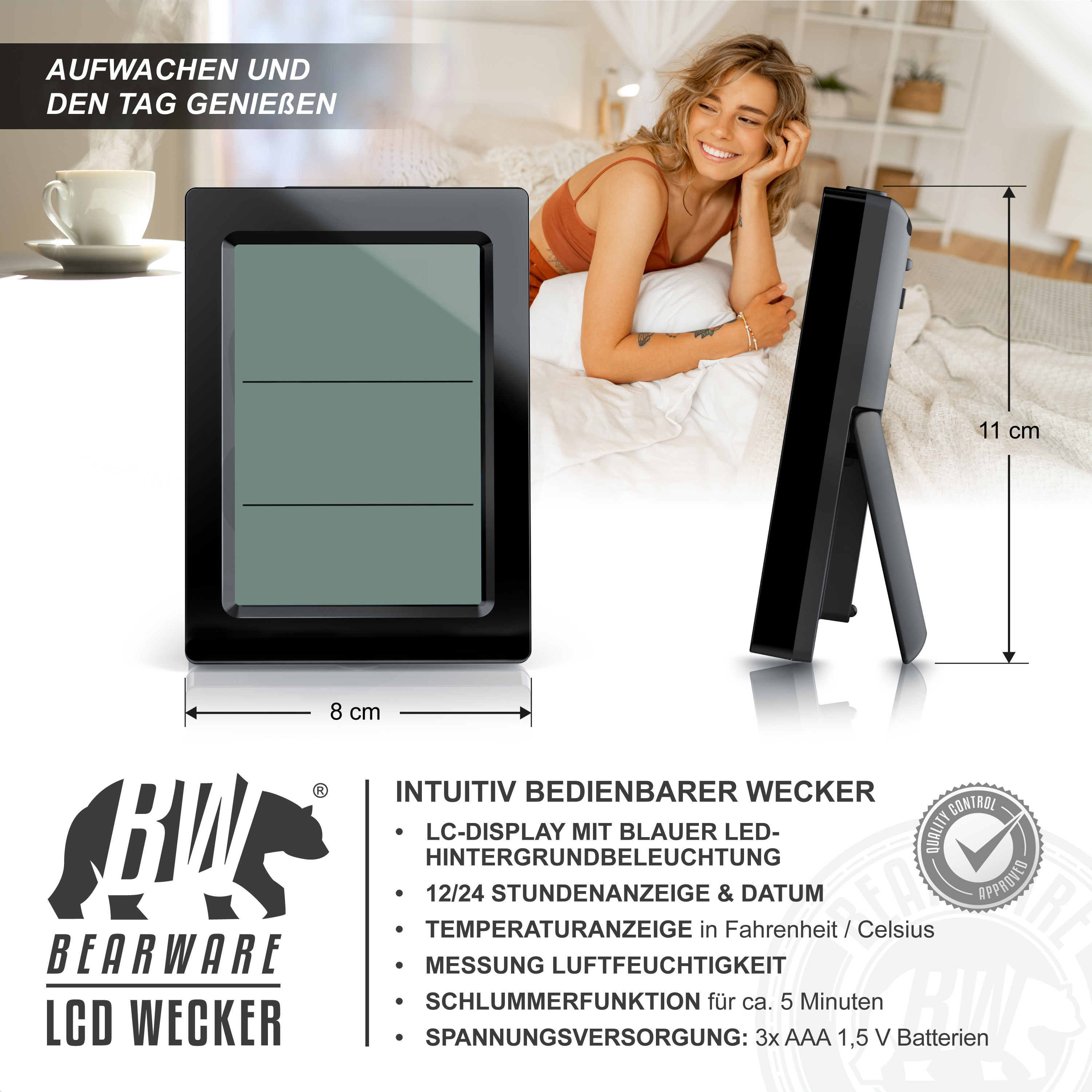 Schwarzer digitaler LCD-Wecker von Bearware vor einem hellen Schlafzimmer.