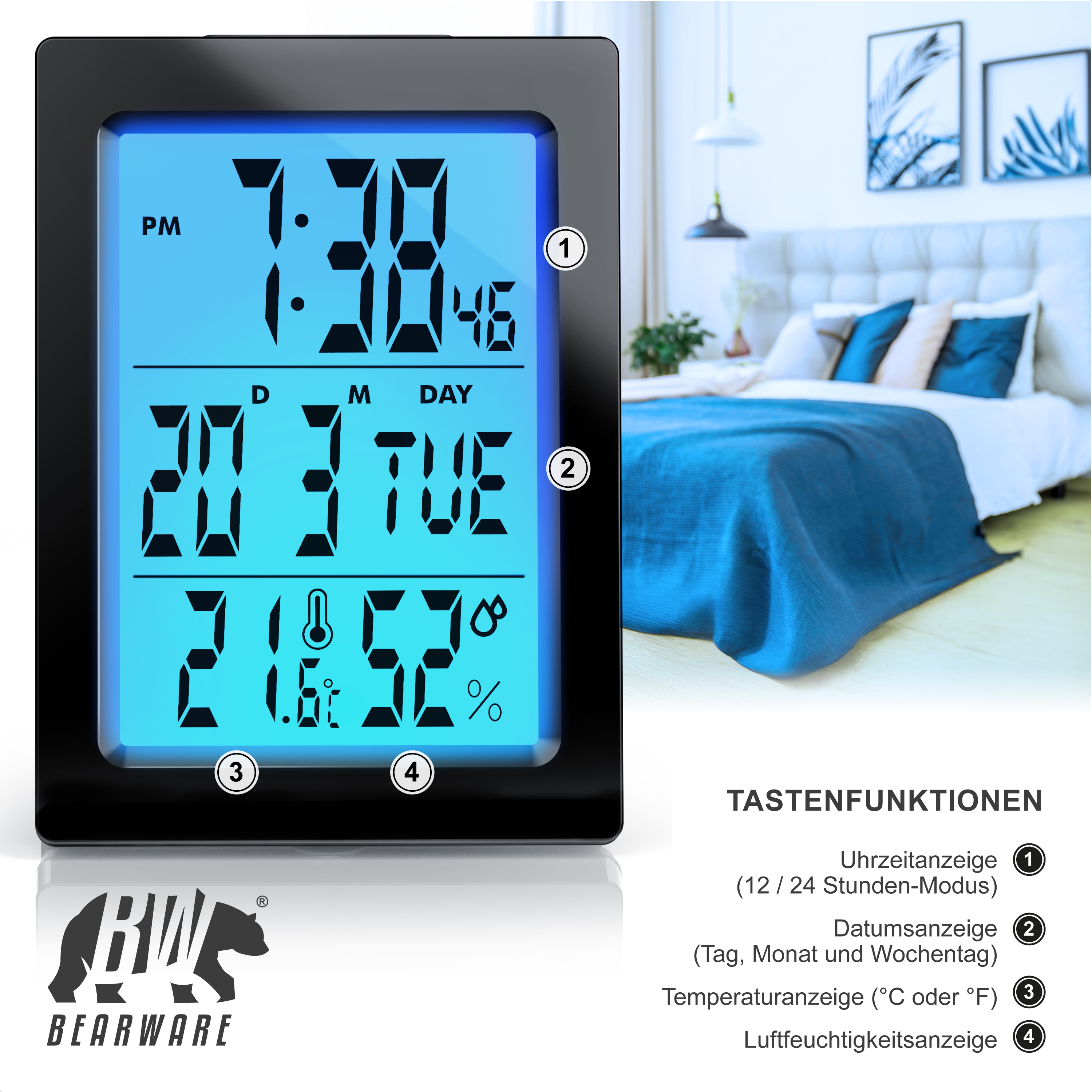 Digitaler Wecker mit blauem Display zeigt Uhrzeit, Datum und Temperatur in einem Schlafzimmer.