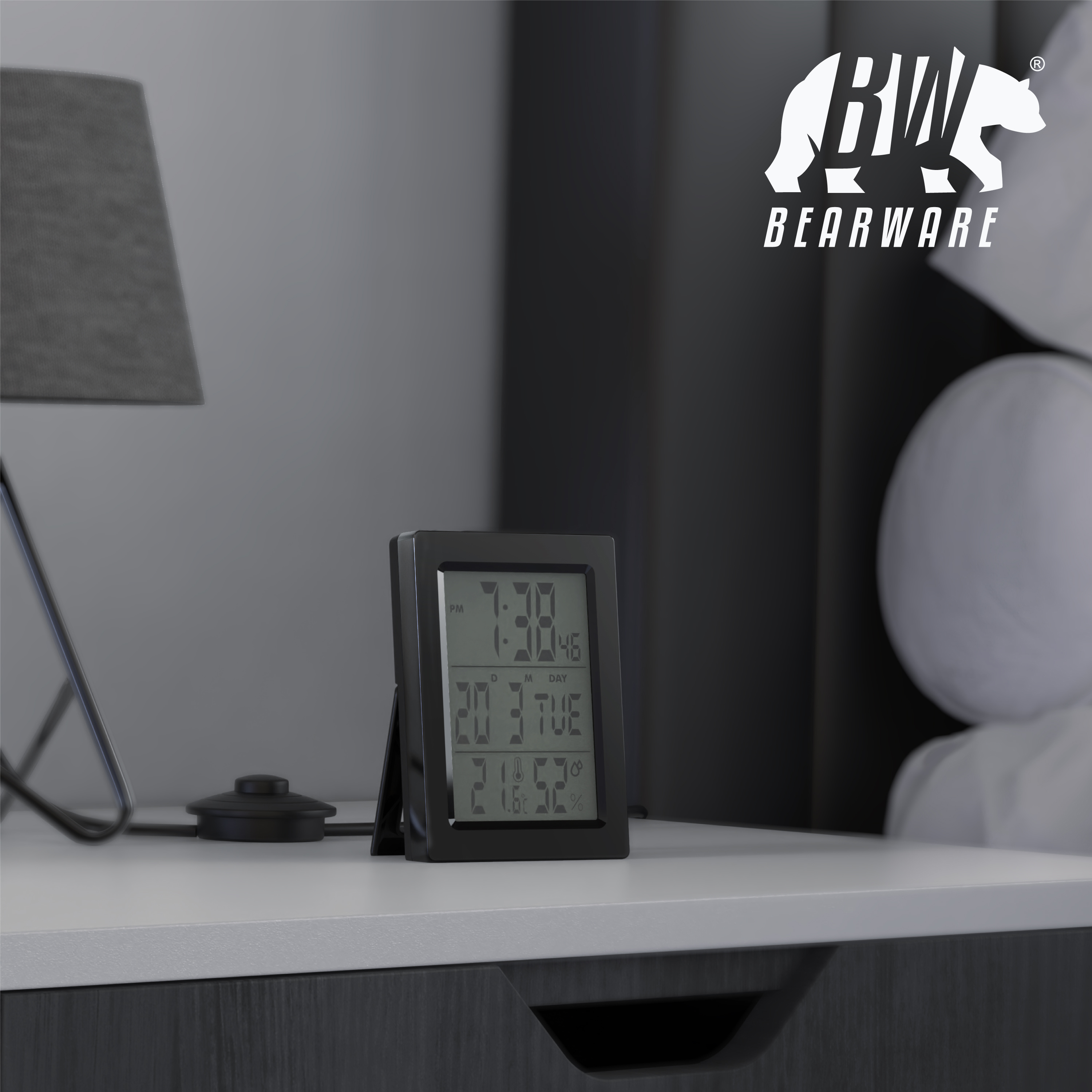 Eine Digitaluhr auf einem Nachtisch zeigt Uhrzeit, Datum und Temperatur, mit Lampe und Bearware-Logo.