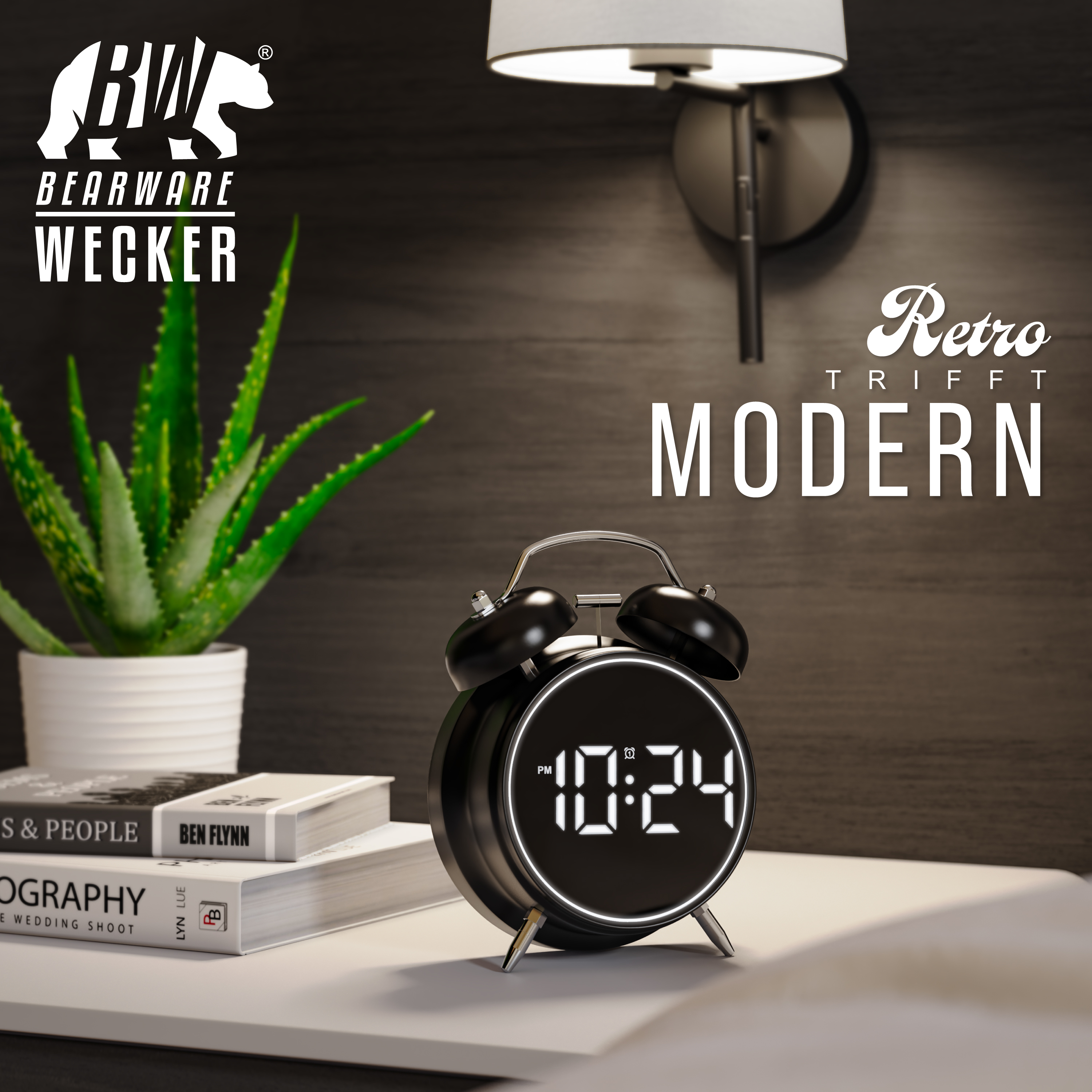 Ein schwarzer Retro-Wecker steht auf einem weißen Tisch neben Büchern und einer Topfpflanze, im Hintergrund eine Wandlampe.
