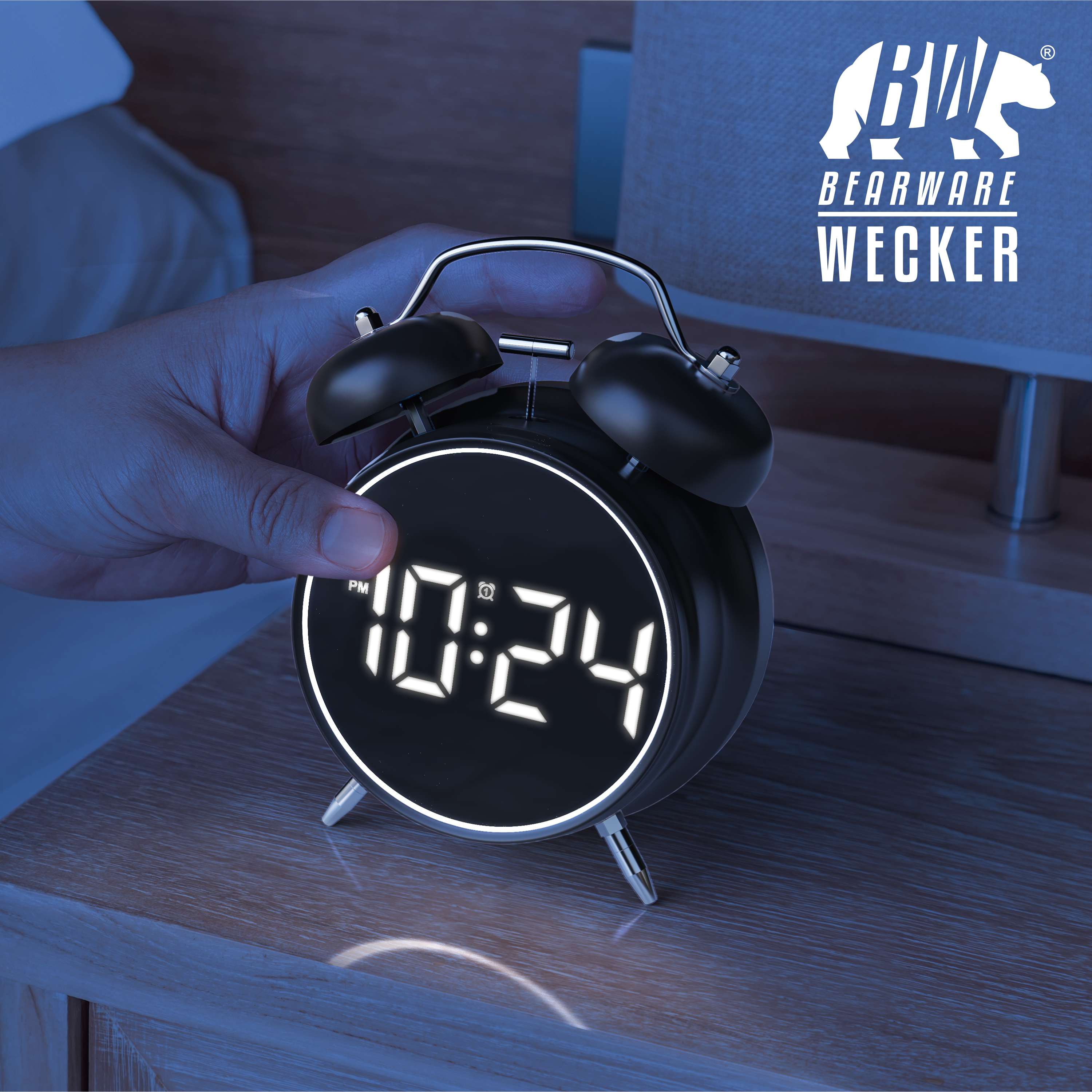 Hand tippt auf einen schwarzen Retro-Wecker mit digitaler Anzeige auf einem Nachttisch.