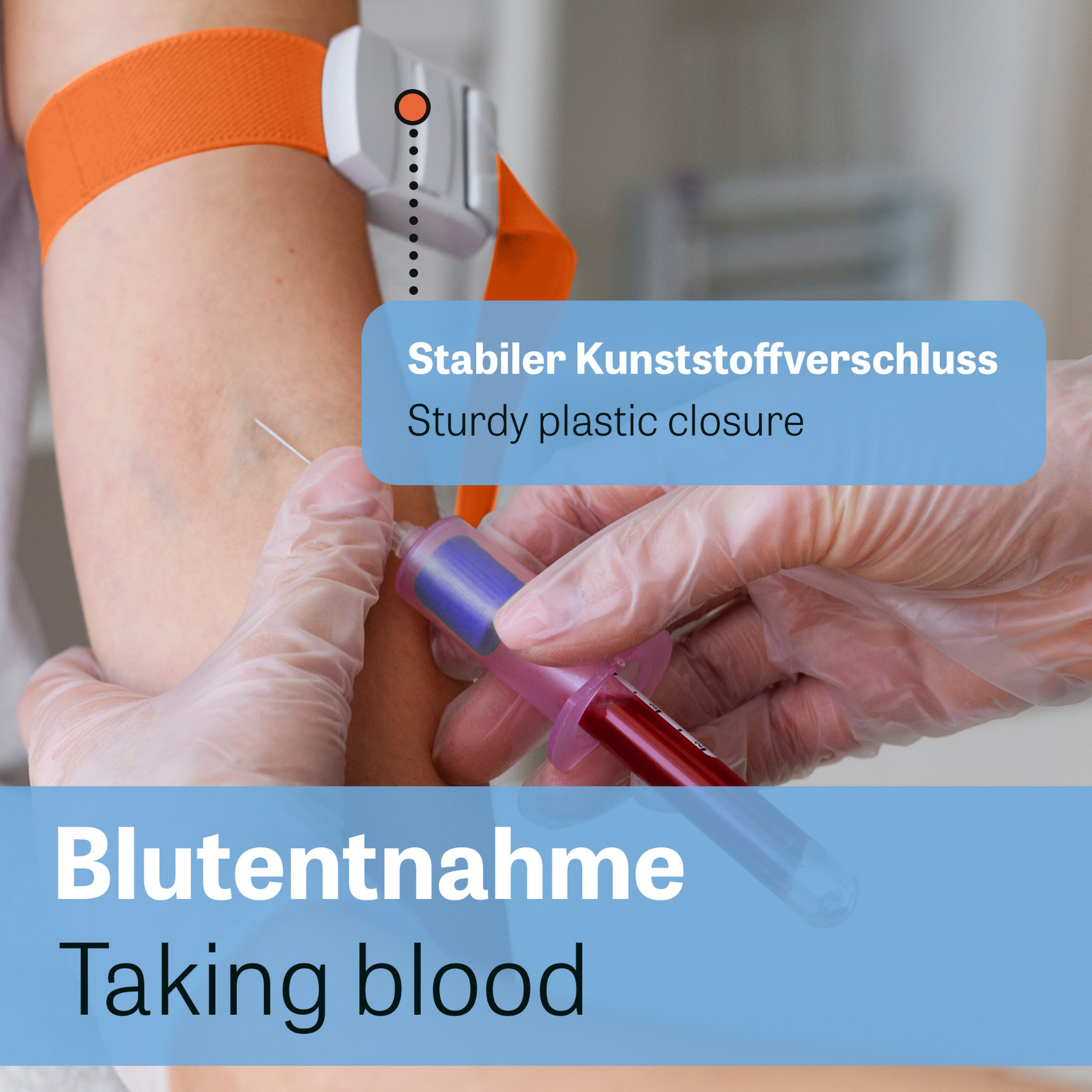 Medizinisches Personal nimmt mit einer Spritze und einem Stauwehr Blut aus dem Arm eines Patienten ab.