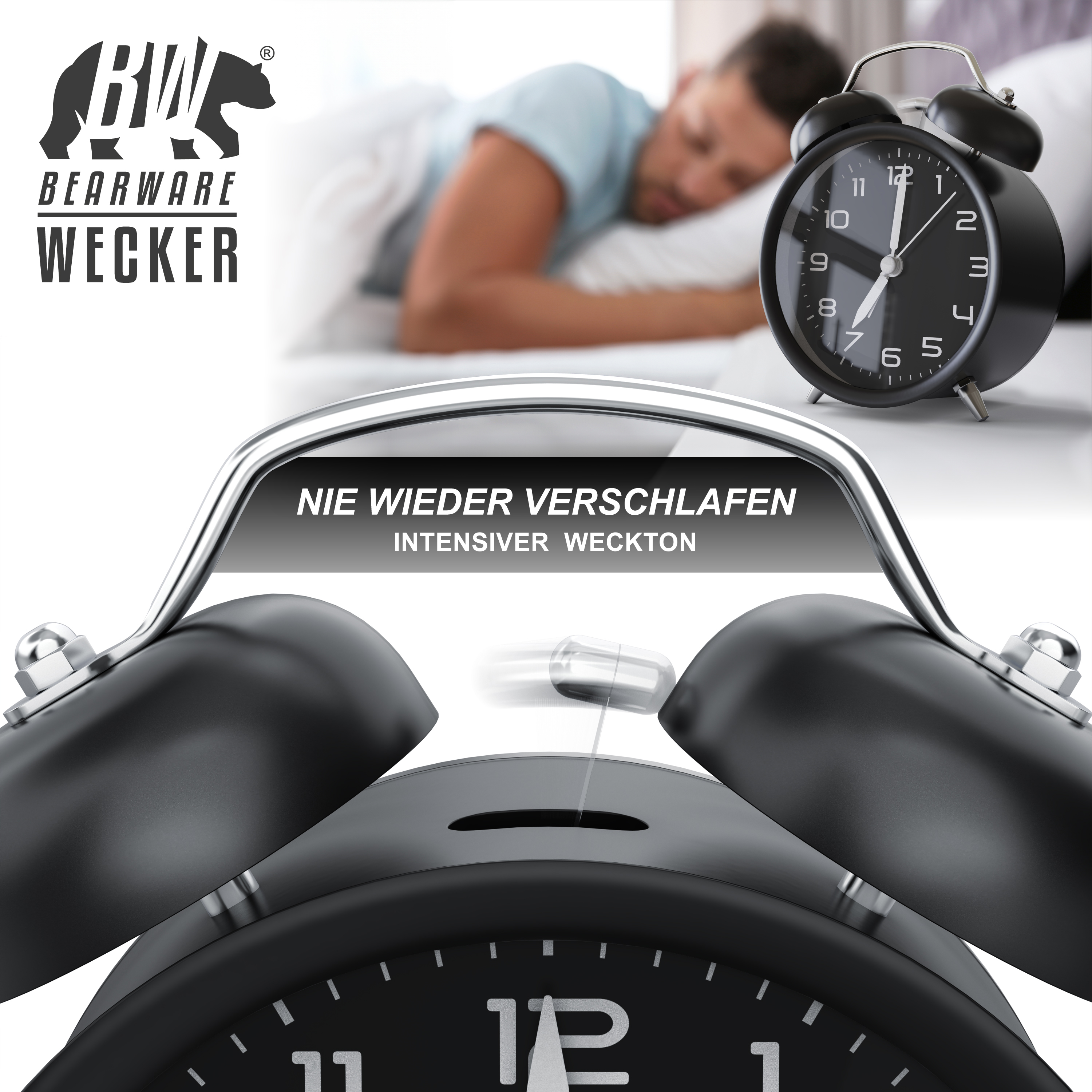 Ein schwarzer Wecker im Vordergrund mit einem friedlich schlafenden Mann im verschwommenen Hintergrund.