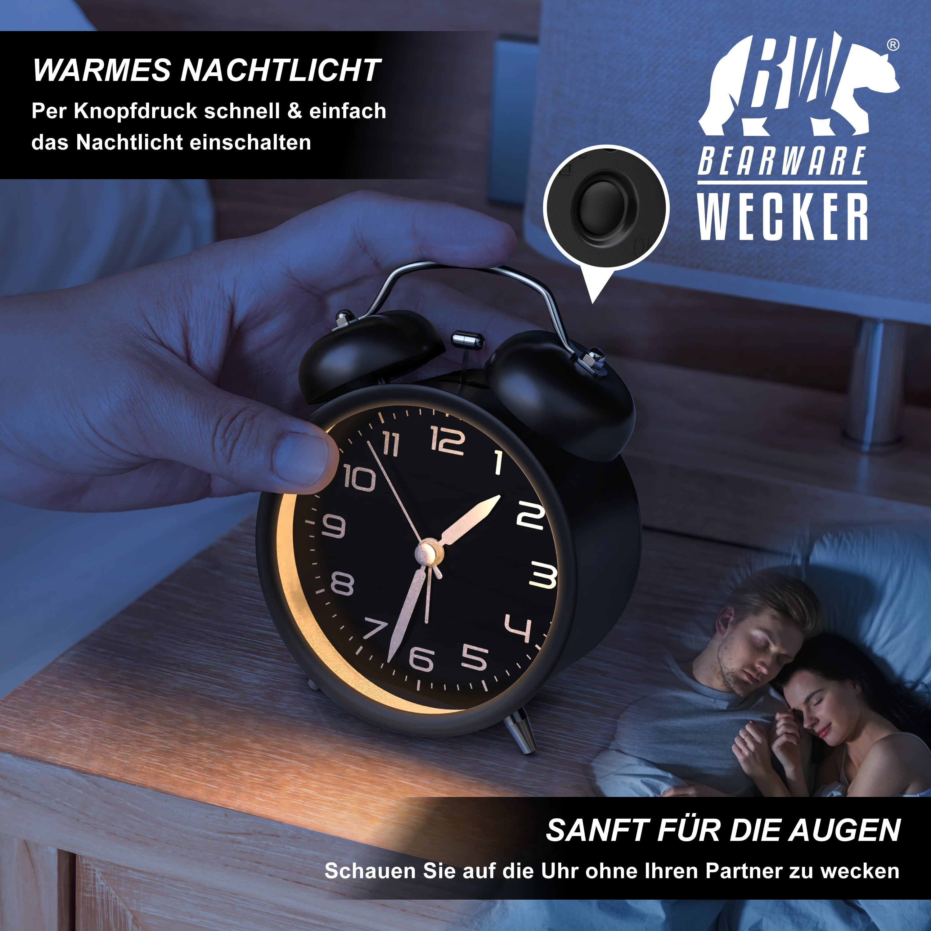 Eine Hand drückt den Knopf eines schwarzen Weckers auf einem Nachttisch, während ein Paar im Bett schläft.