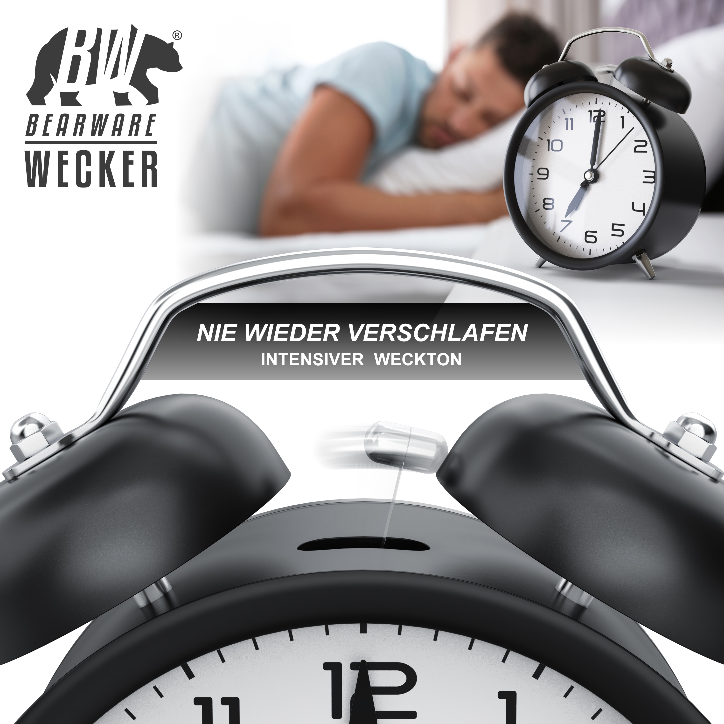 Schwarzer Wecker im Vordergrund, im Hintergrund schläft ein Mann im Bett, dazu Bearware Logo.