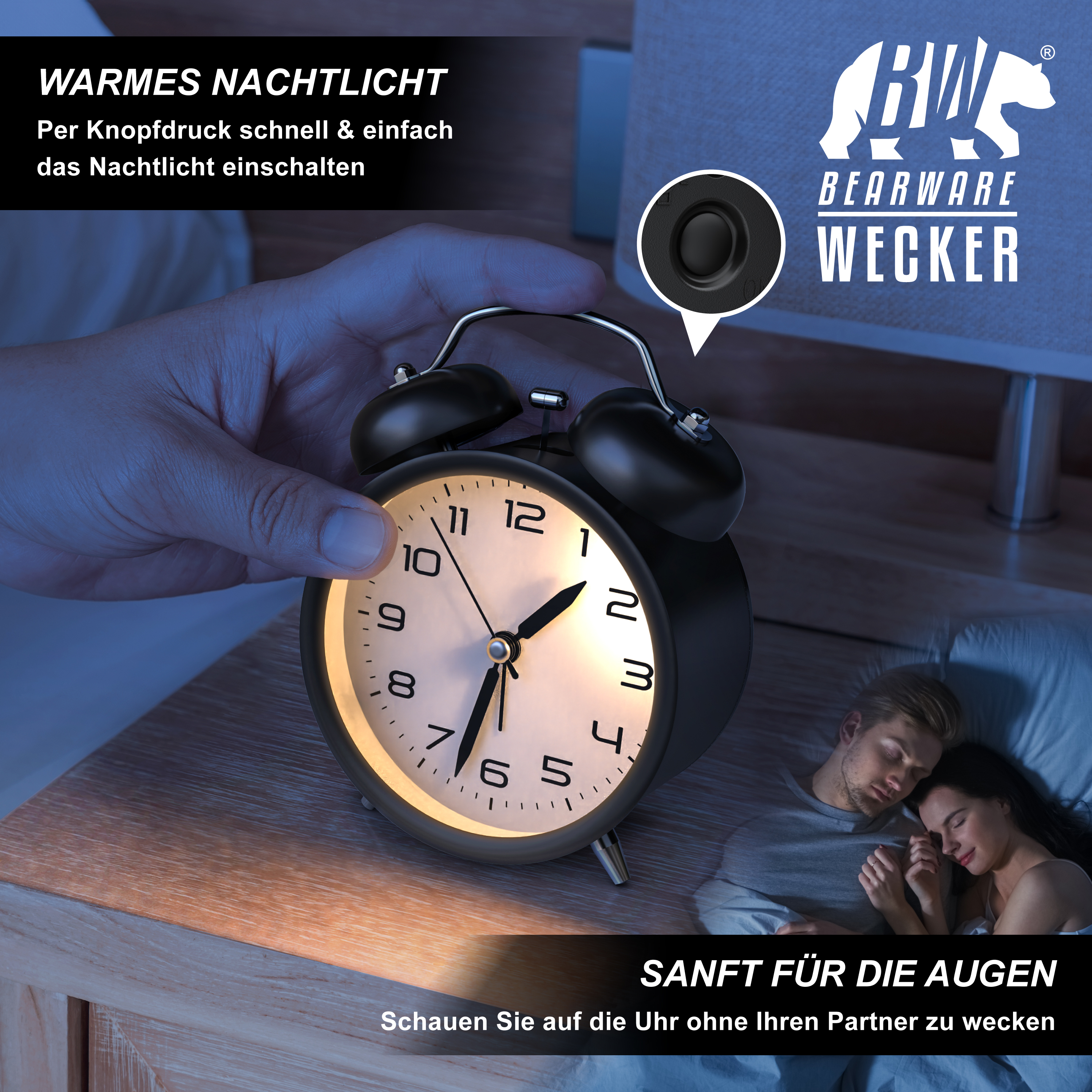Hand drückt Knopf auf schwarzem Wecker mit warmem Nachtlicht auf Holztisch, im Hintergrund schlafendes Paar.