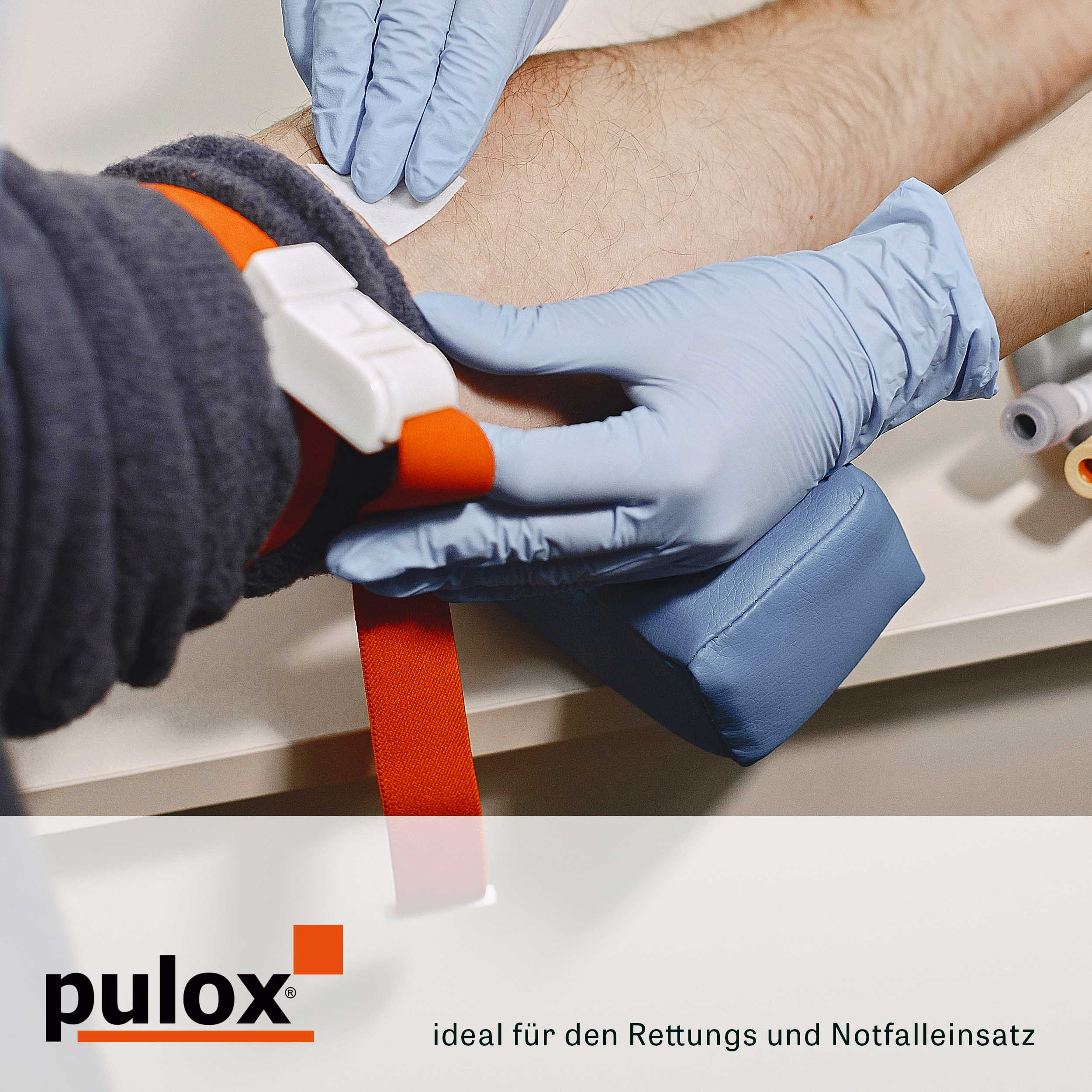 Medizinisches Personal mit blauen Handschuhen bereitet den Arm eines Patienten mit einer Stauschlauch vor.