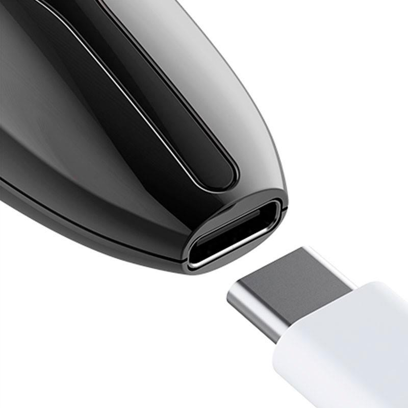 Siyah bir cihazın portuna yaklaşan beyaz bir USB-C kablosu.