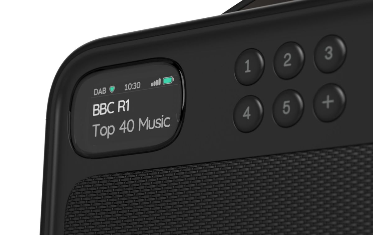 Primer plano de un panel de control de radio negro con pantalla y botones.