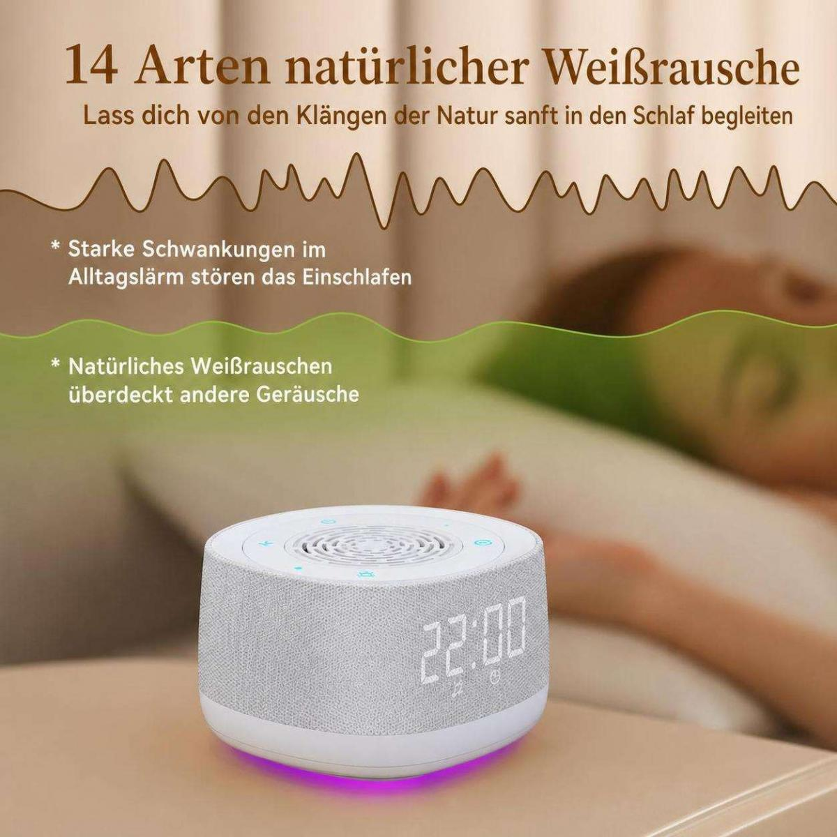 Ein weißer Sound-Machine-Wecker mit digitaler Anzeige zeigt 22:00 Uhr auf einem Holztisch vor einem verschwommenen Hintergrund.