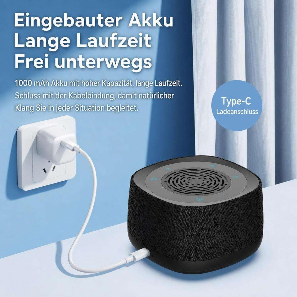 Ein schwarzer runder Lautsprecher wird mit einem weißen USB-C-Kabel an eine Steckdose angeschlossen.