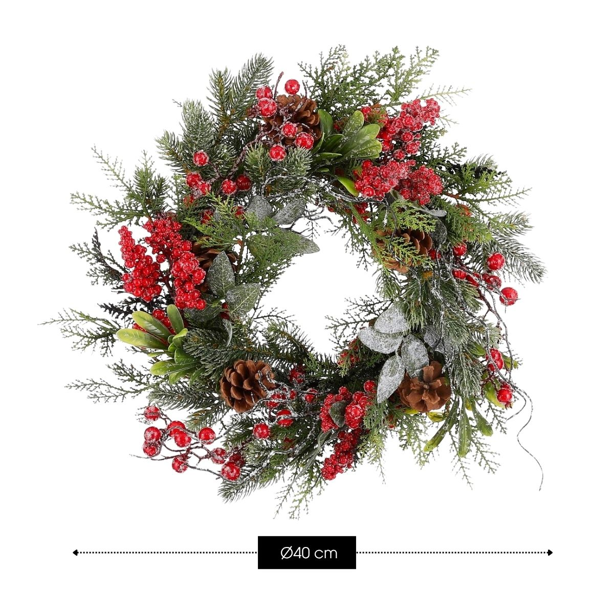 Une couronne de Noël de 40 cm avec des branches de pin, des baies rouges et des pommes de pin.