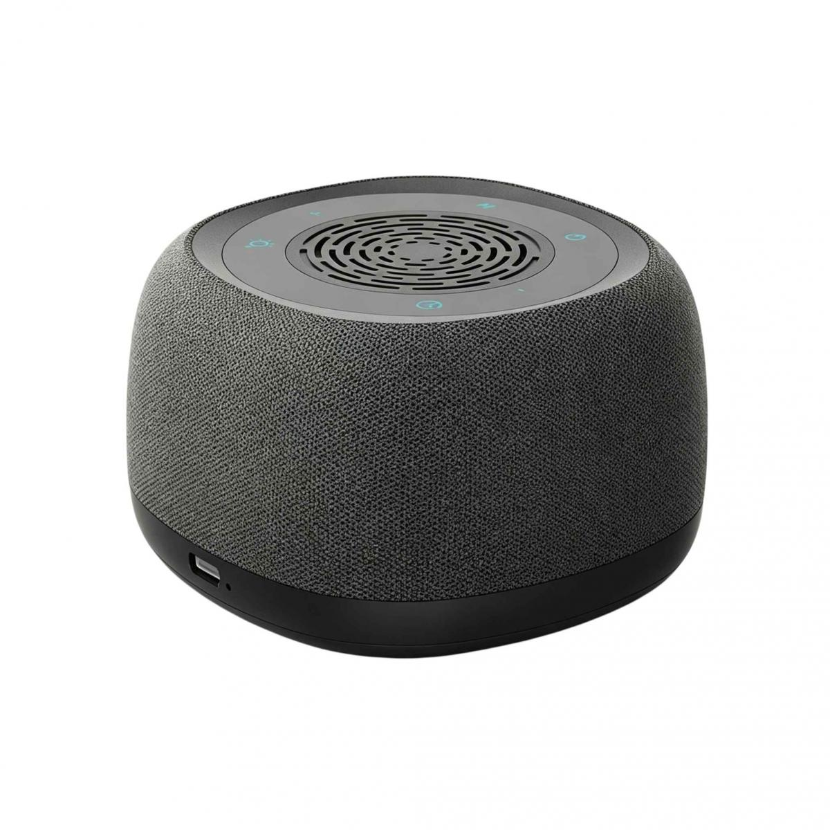 Ein runder, grauer Stoff-Smart-Speaker mit schwarzem Sockel und oberem Bedienfeld auf weißem Hintergrund.