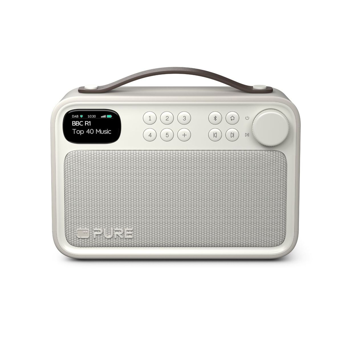 Una radio Pure blanca con pantalla, botones, rejilla de altavoz y asa marrón sobre fondo blanco.