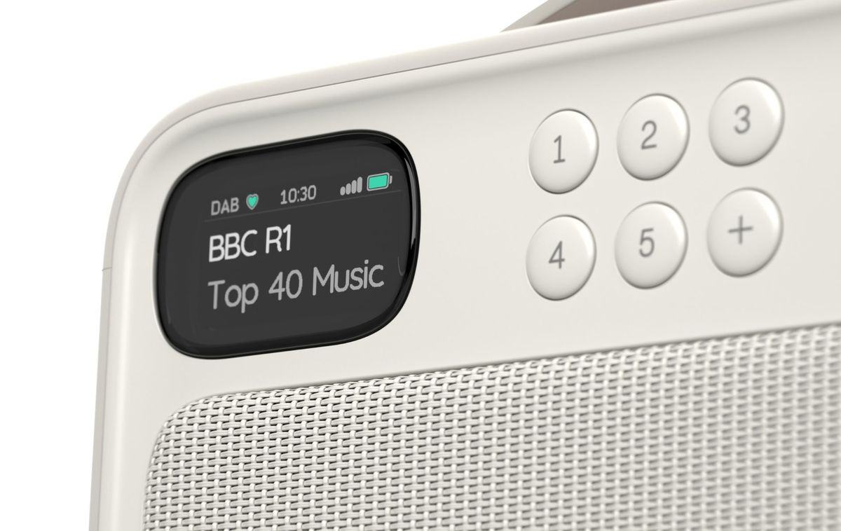 Pantalla de radio digital blanca que muestra BBC R1, Top 40 Music, botones numerados del 1 al 5 y altavoz.