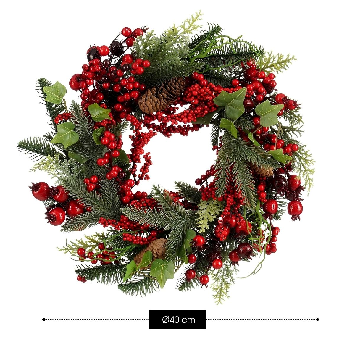 Une couronne de Noël avec des baies rouges, des pommes de pin et du feuillage vert.
