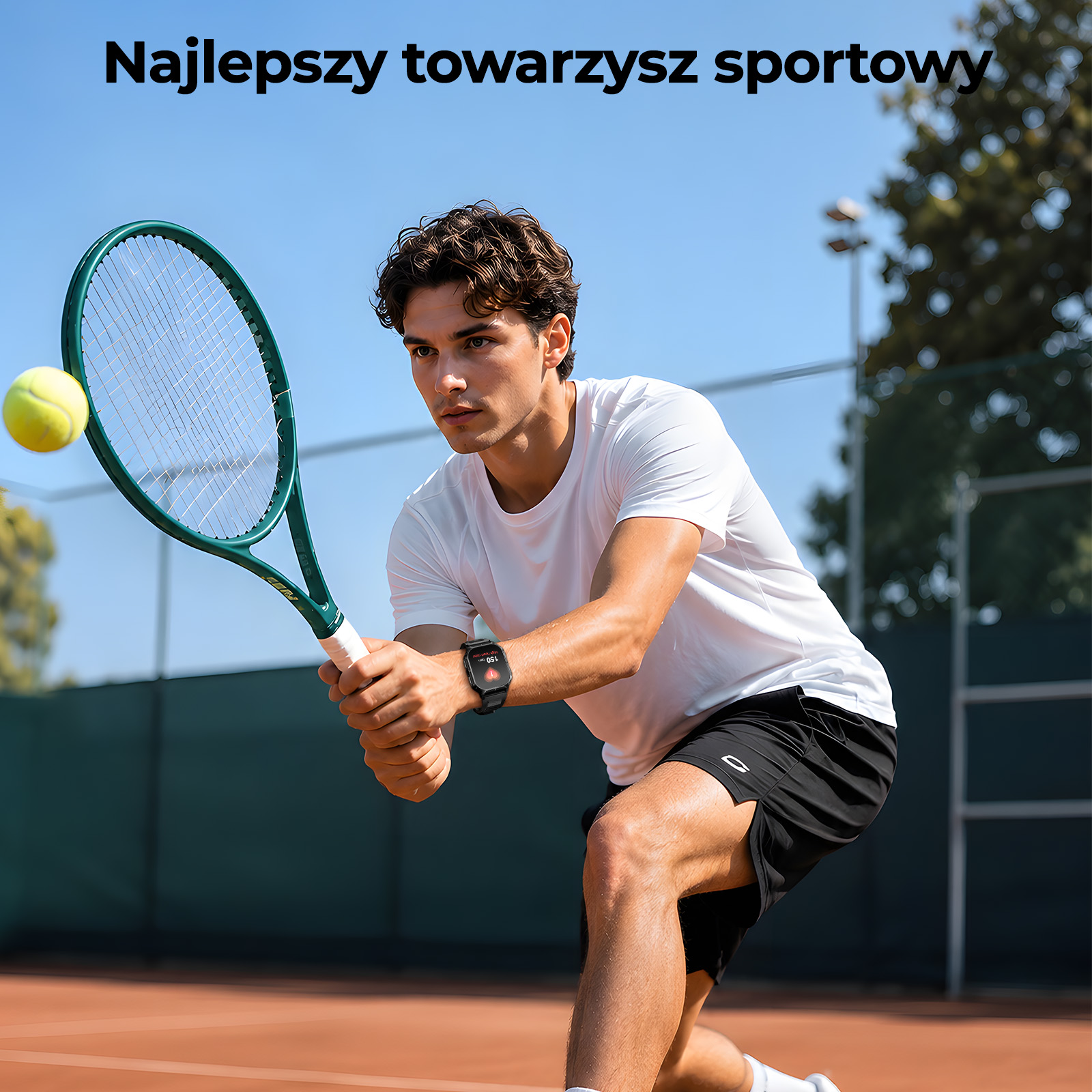Tenisista w smartwatchu odbija piłkę na korcie.