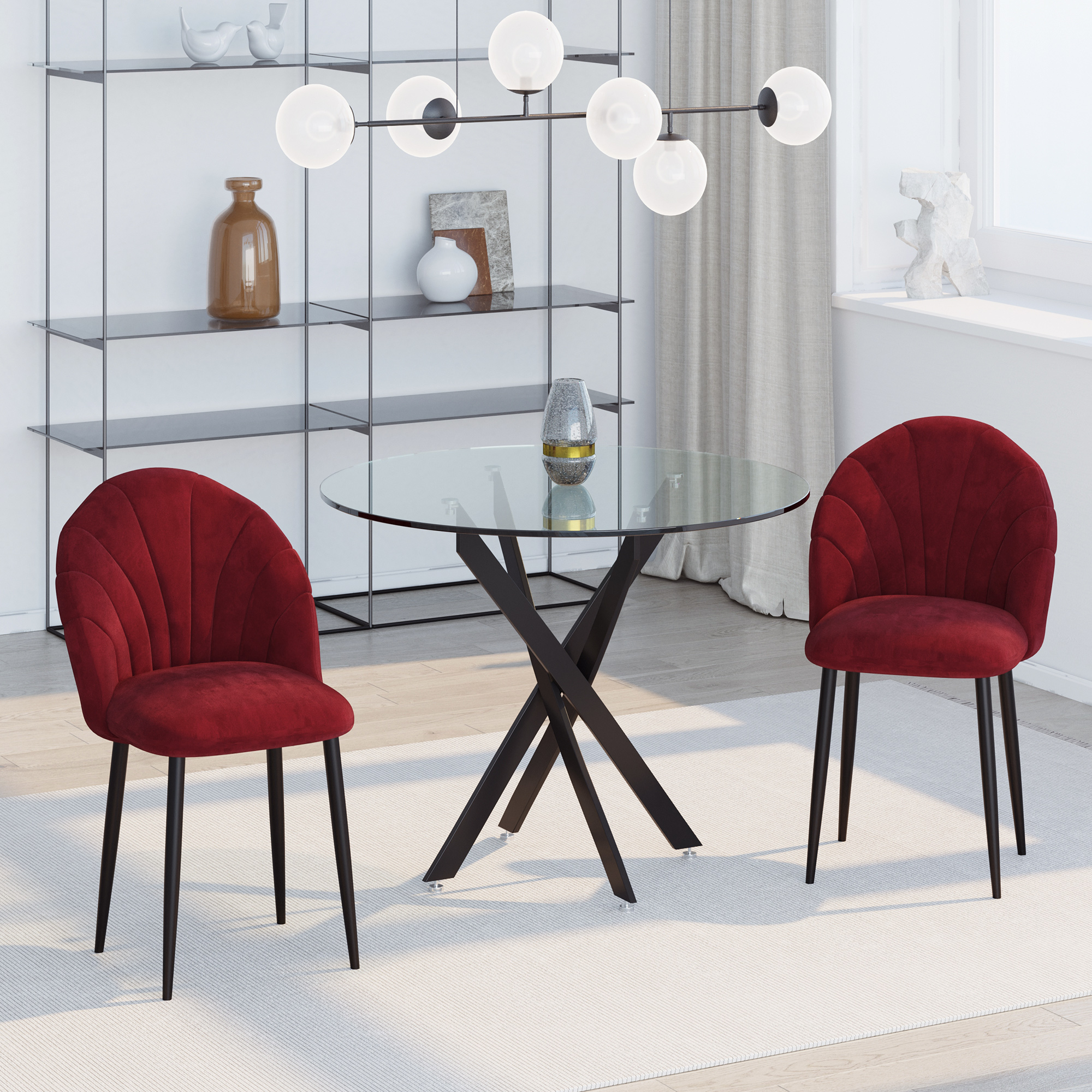 Un tavolo da pranzo in vetro con due sedie rosse, scaffale aperto e lampada a sospensione.