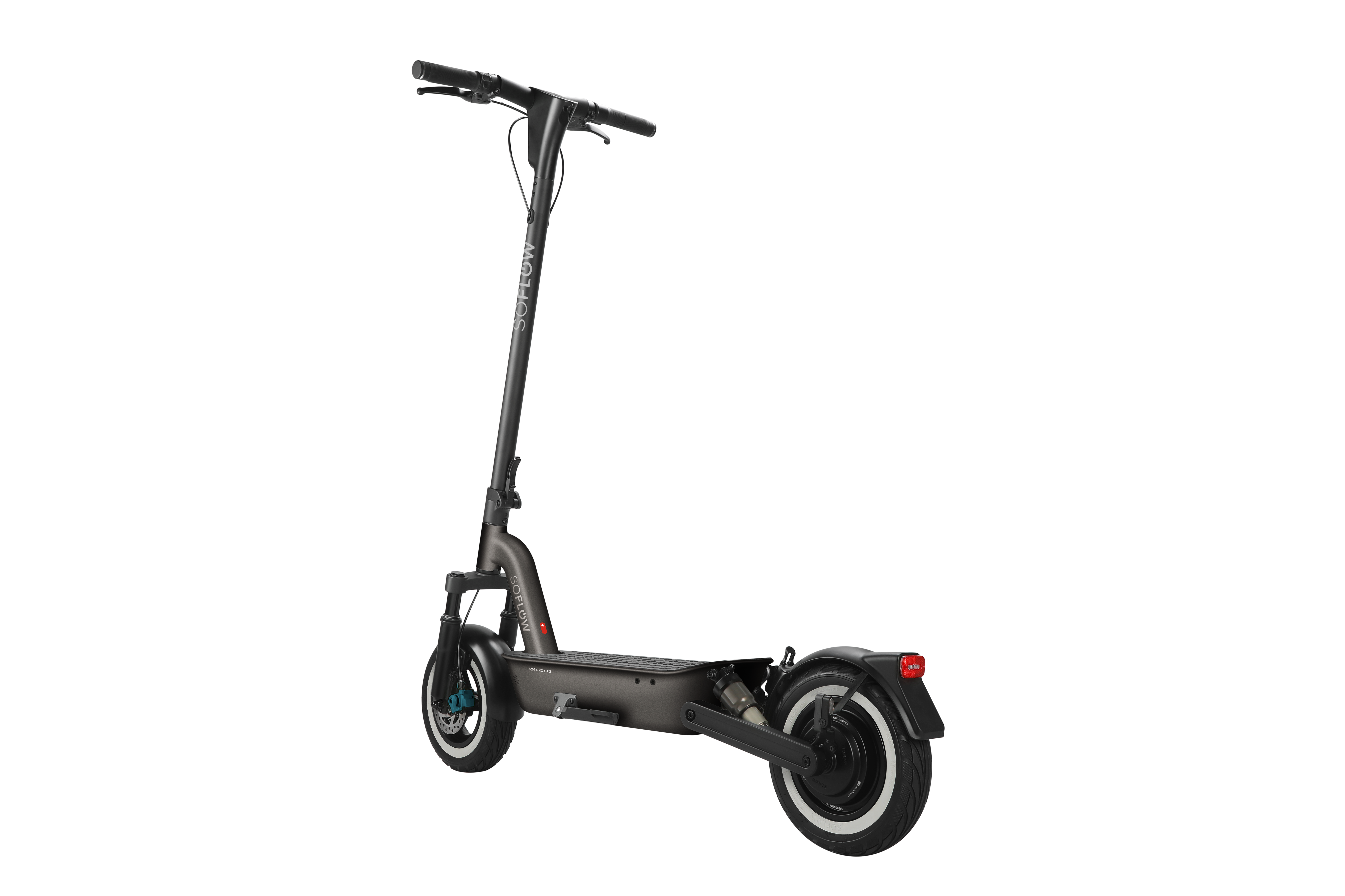 Ein grauer elektrischer Tretroller mit weißem Felgenrand und rotem Rücklicht vor schwarzem Hintergrund.