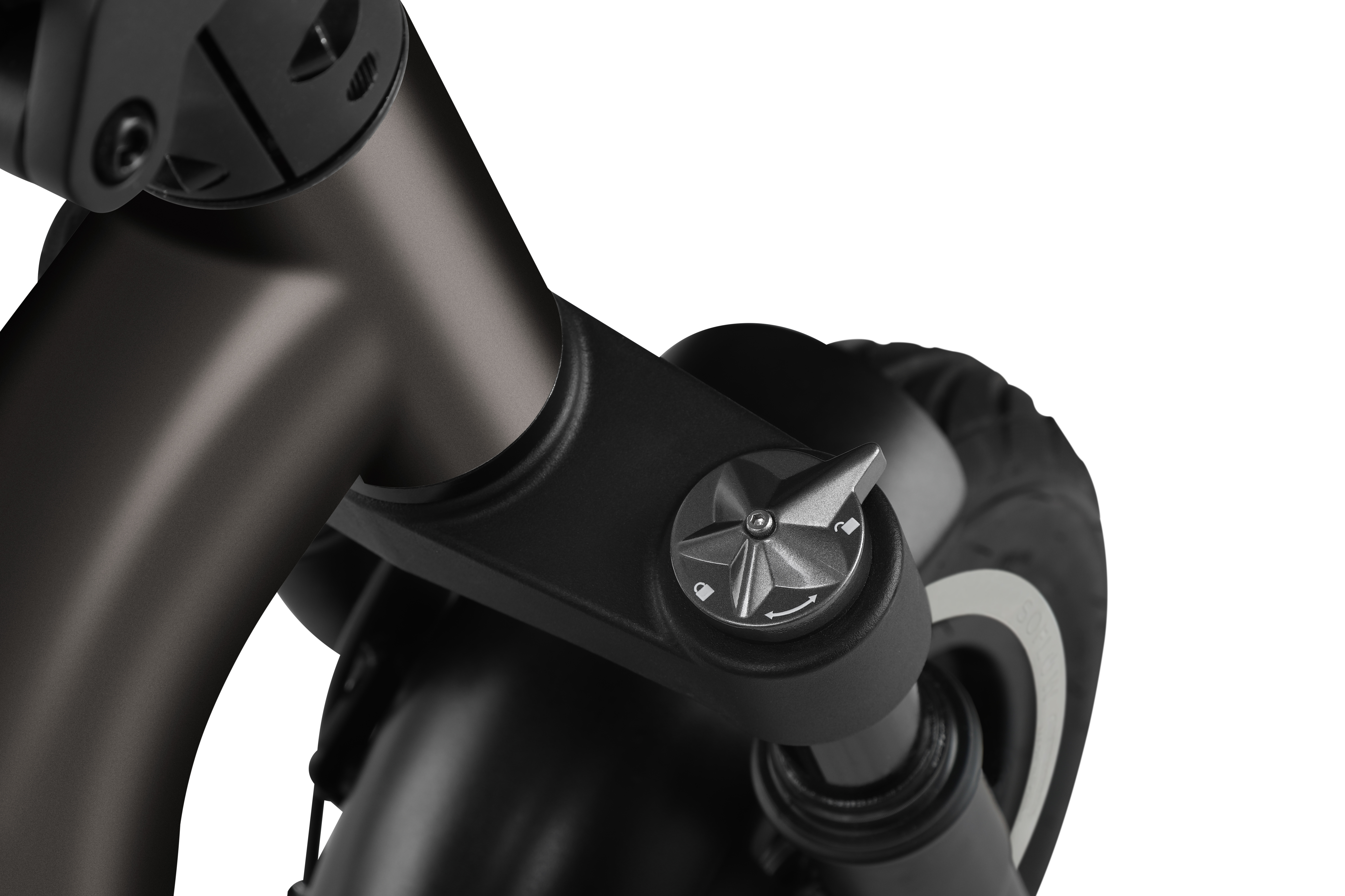 Nahaufnahme des Einstiegsreglers einer schwarzen E-Scooter-Federgabel gegen weißem Hintergrund.