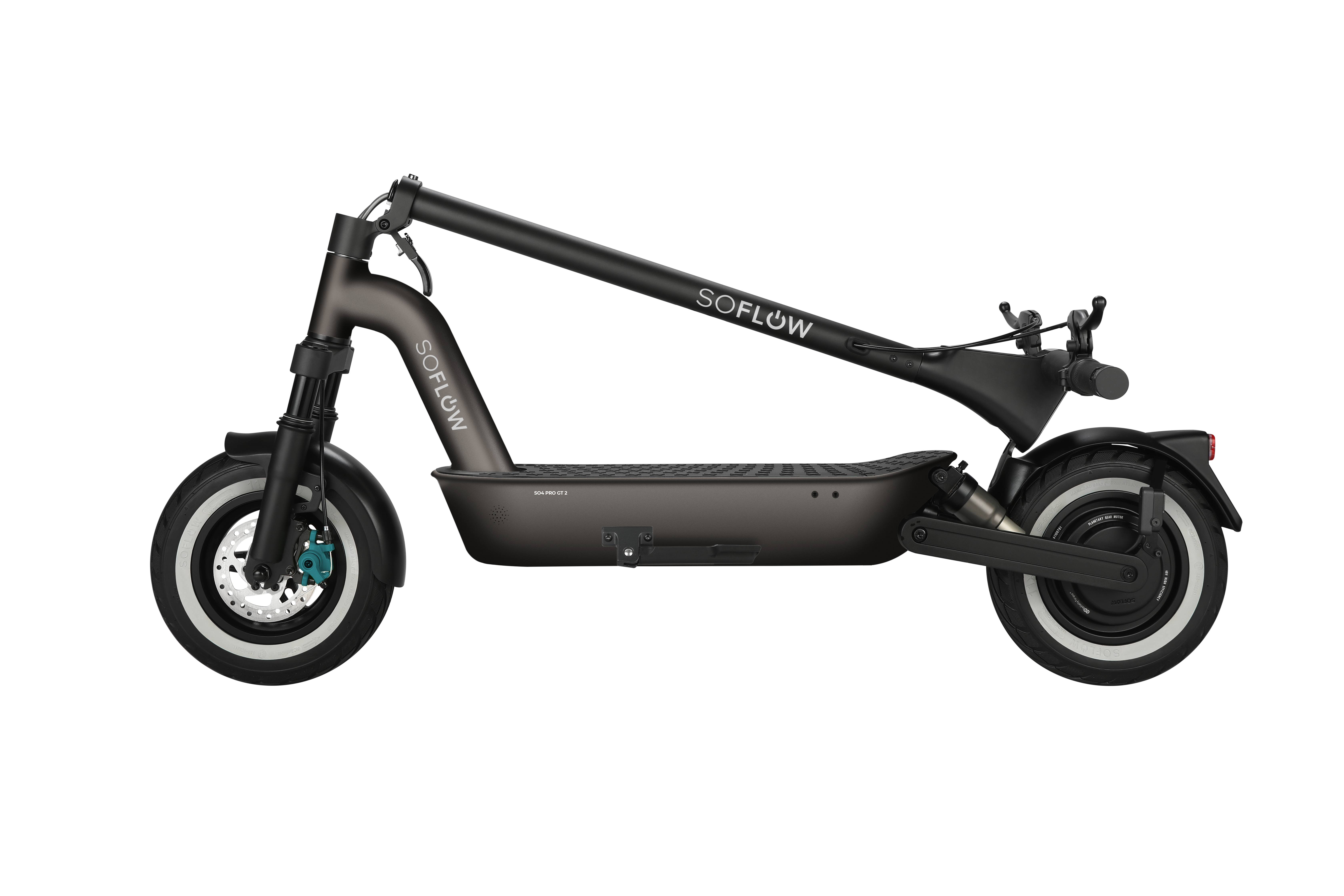 Ein schwarzer SoFlow E-Scooter mit Weißwandreifen wird im Profil vor schwarzem Hintergrund gezeigt.