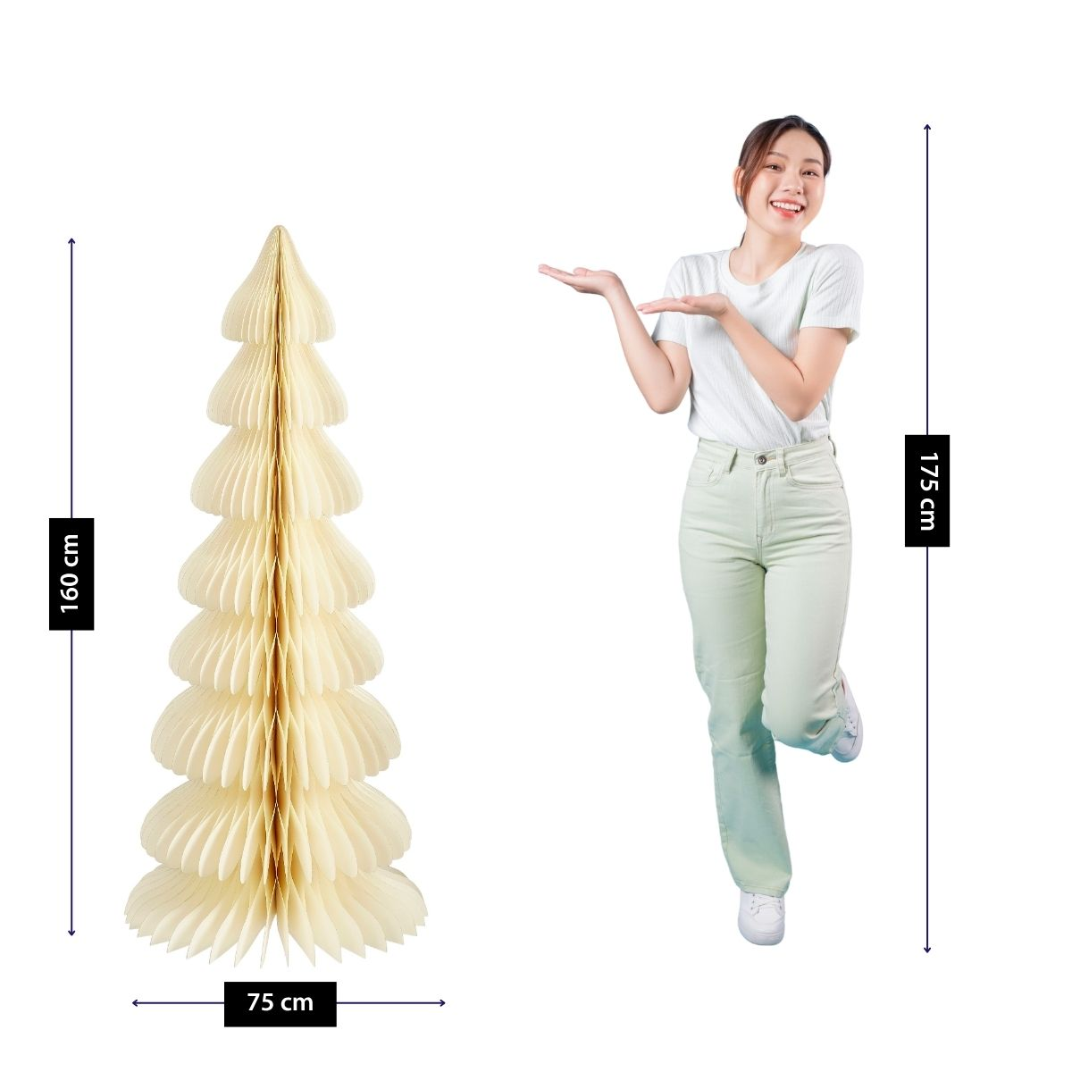 Une femme souriante désigne un grand sapin de Noël en papier beige avec des mesures de hauteur.