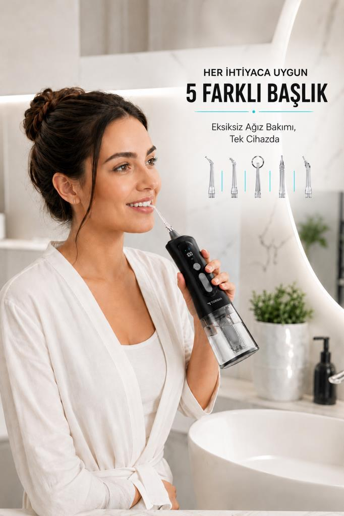 Banyoda siyah ağız duşu kullanan gülümseyen bir kadın.