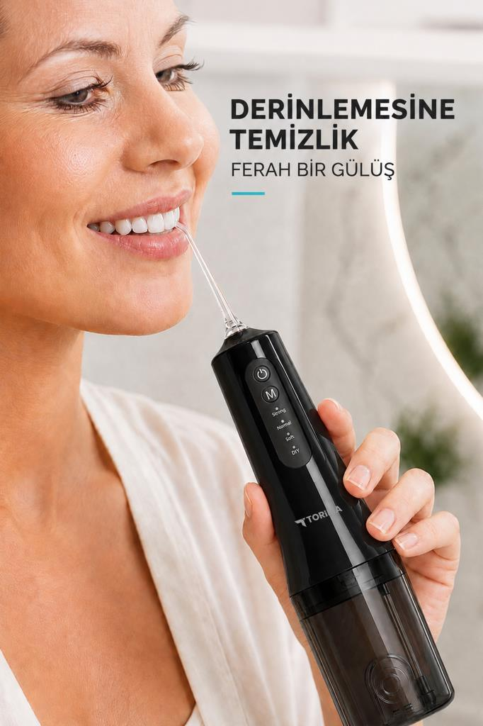 Bir kadın dişlerini temizlemek için siyah bir ağız duşu kullanıyor, yanında metin var.