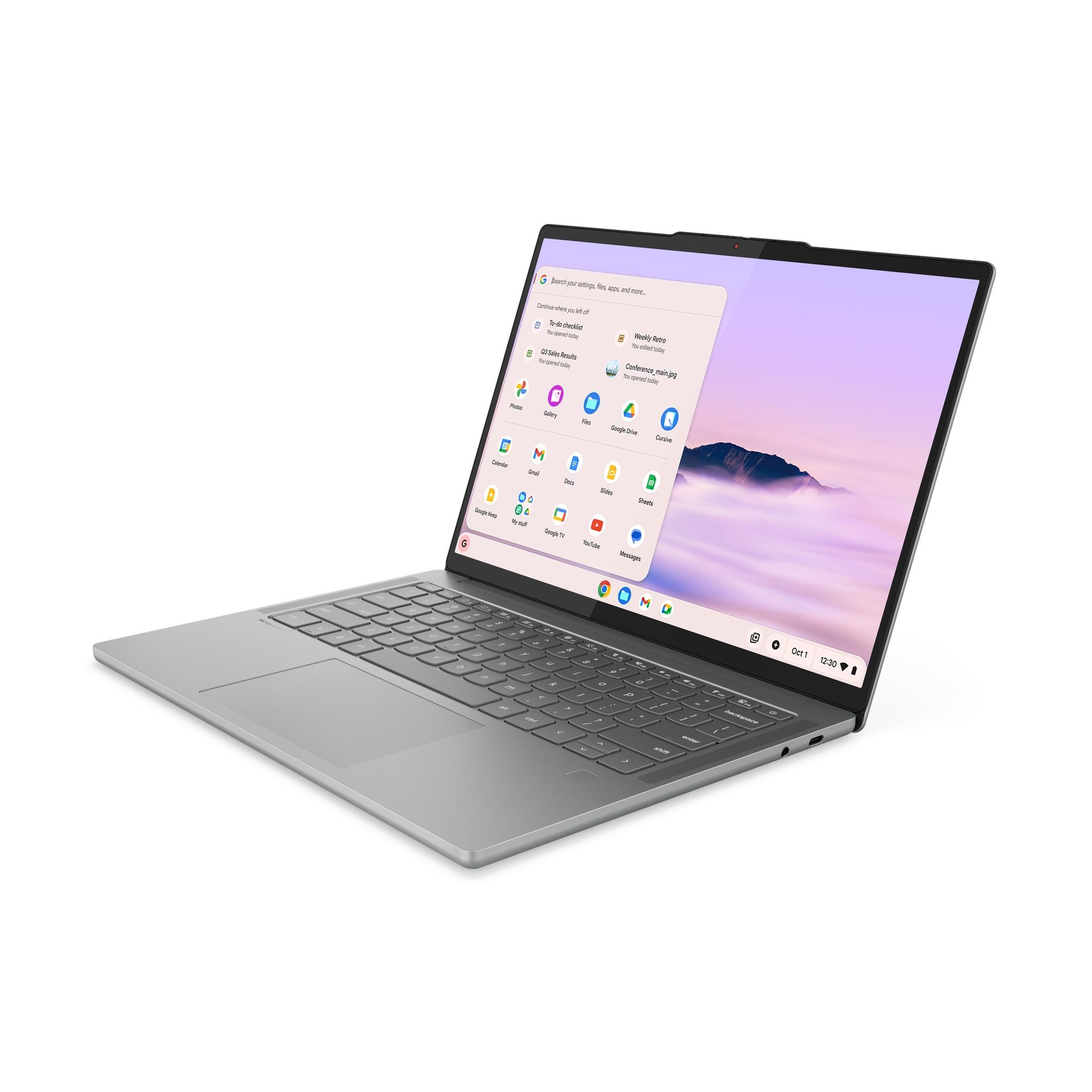 Un laptop argento con lo schermo aperto mostra il sistema operativo e la tastiera in vista.