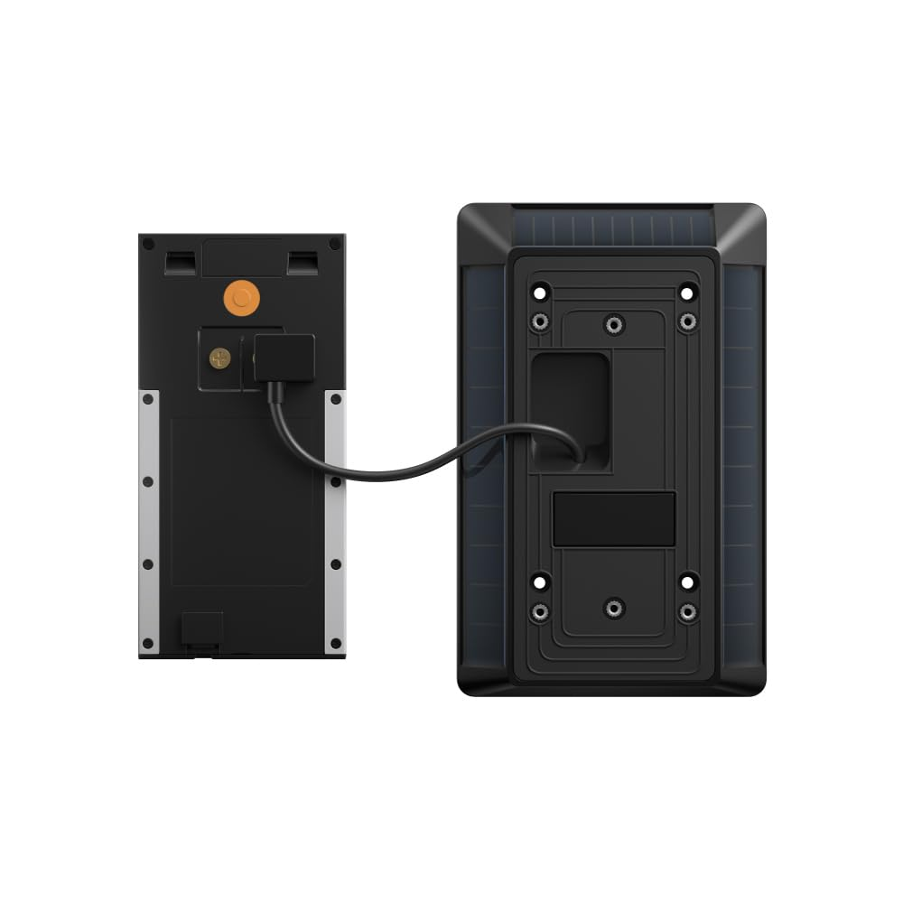 Rückseite einer schwarzen Solarpanel-Halterung mit Kabel und verbundenem elektronischen Gerät auf weißem Hintergrund.