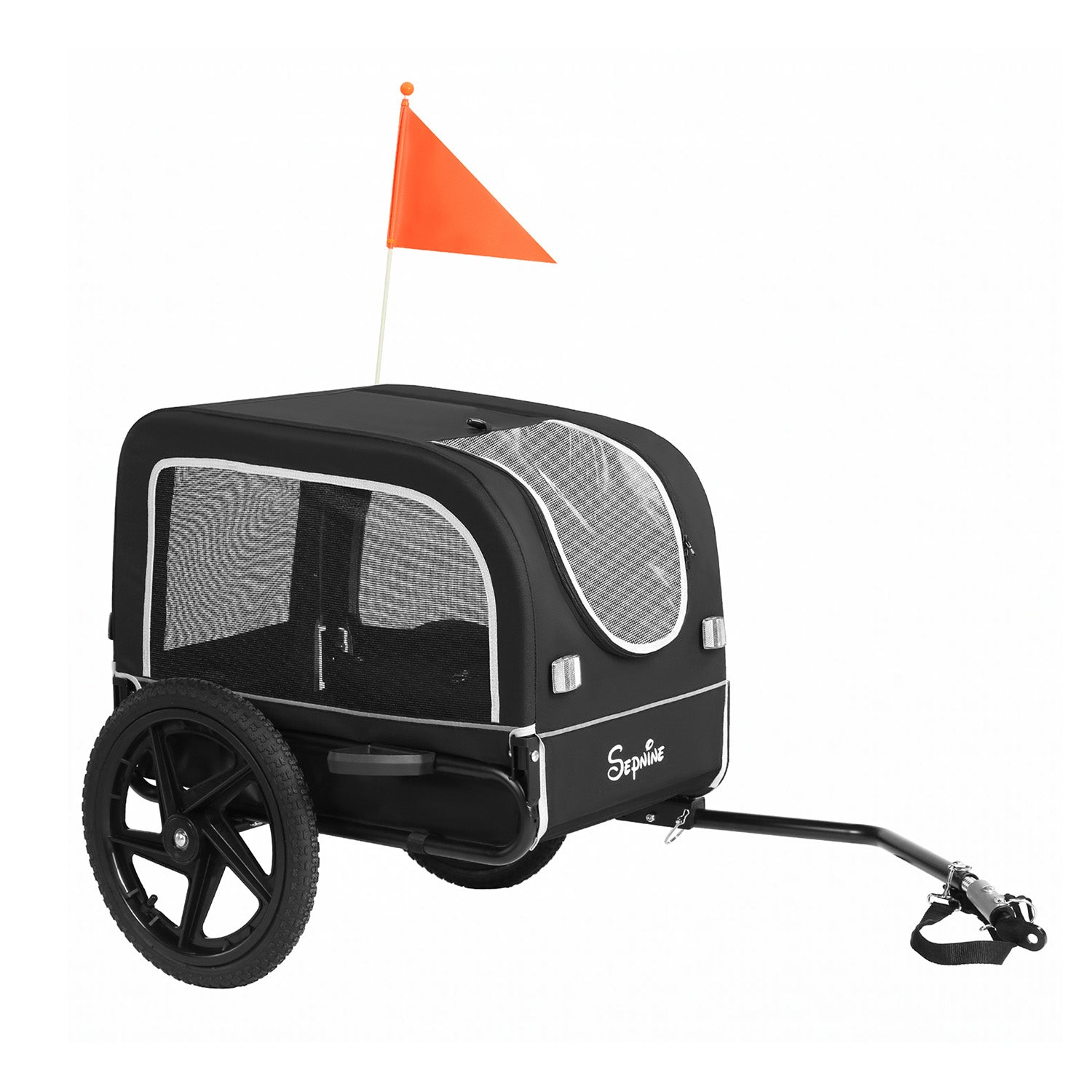 Un remolque de bicicleta negro para mascotas con una bandera de seguridad naranja sobre fondo blanco.