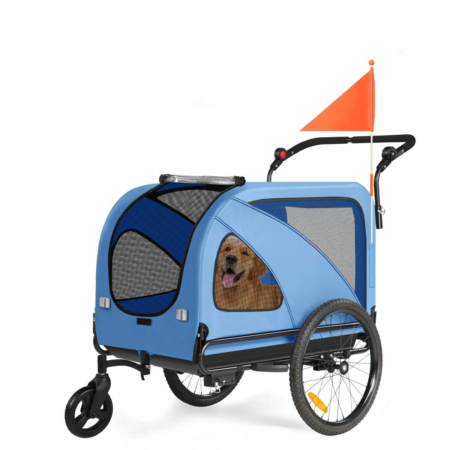 Un cochecito azul para mascotas con ruedas grandes y una bandera naranja contiene un perro feliz.