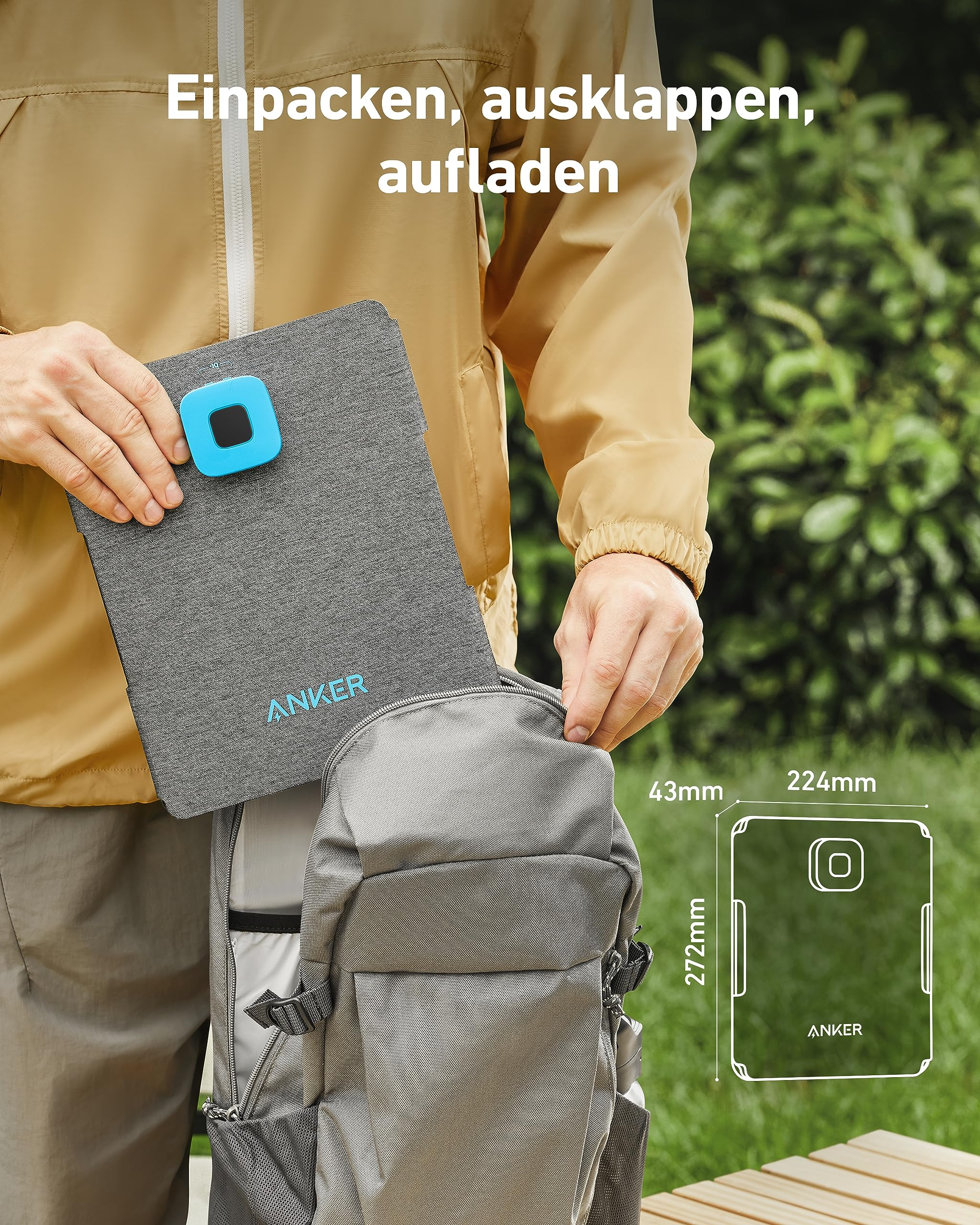 Persona che ripone un pannello solare grigio Anker con modulo blu in uno zaino. Testo e dimensioni visibili.