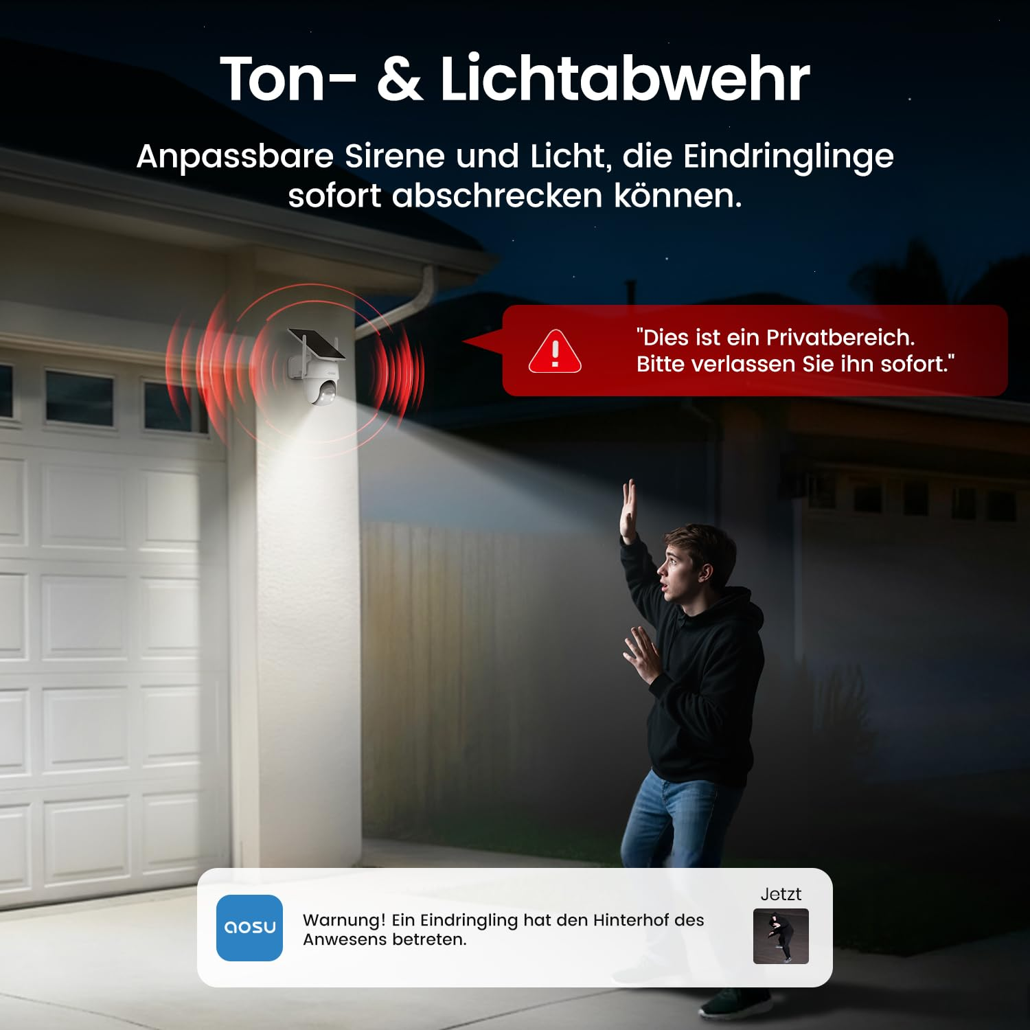 Une caméra de sécurité éclaire et avertit un intrus devant un garage la nuit.