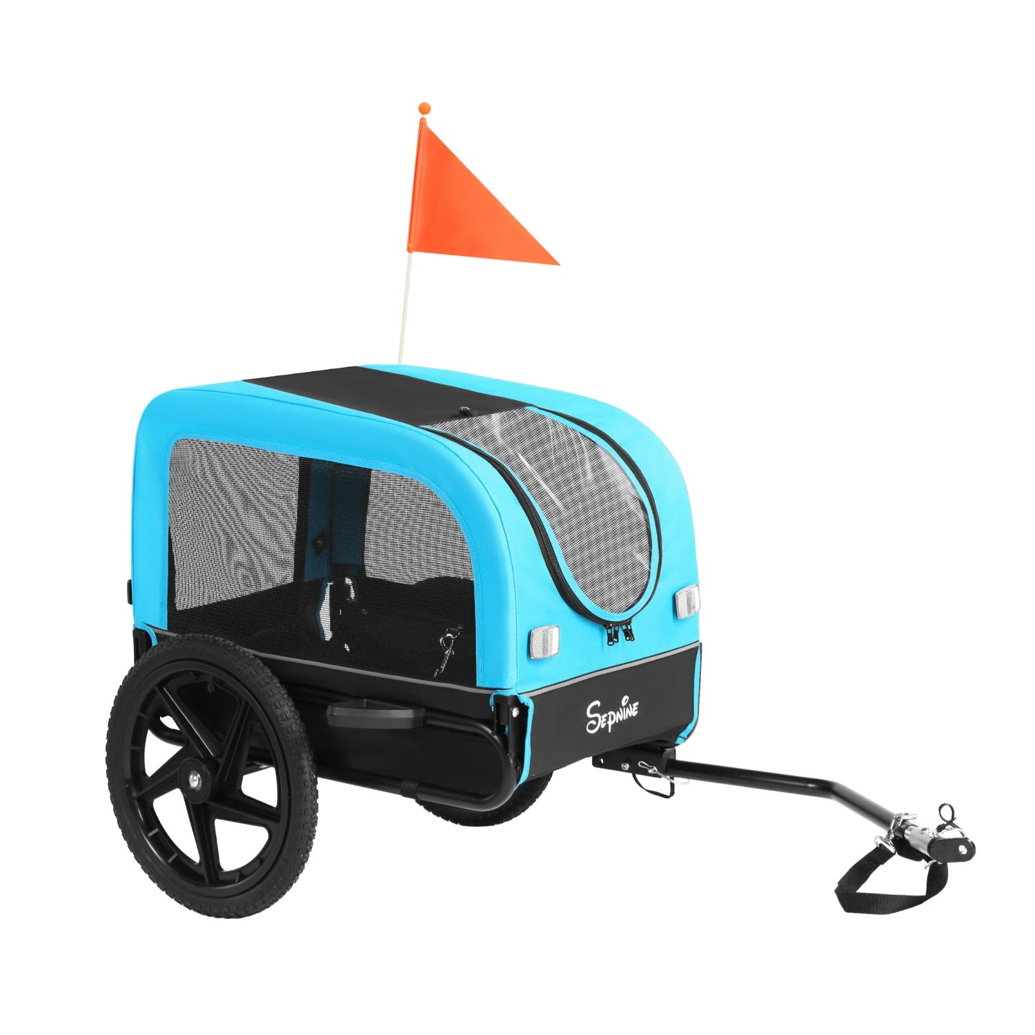 Un remolque azul para mascotas con marco negro, ruedas grandes y una bandera de seguridad naranja.