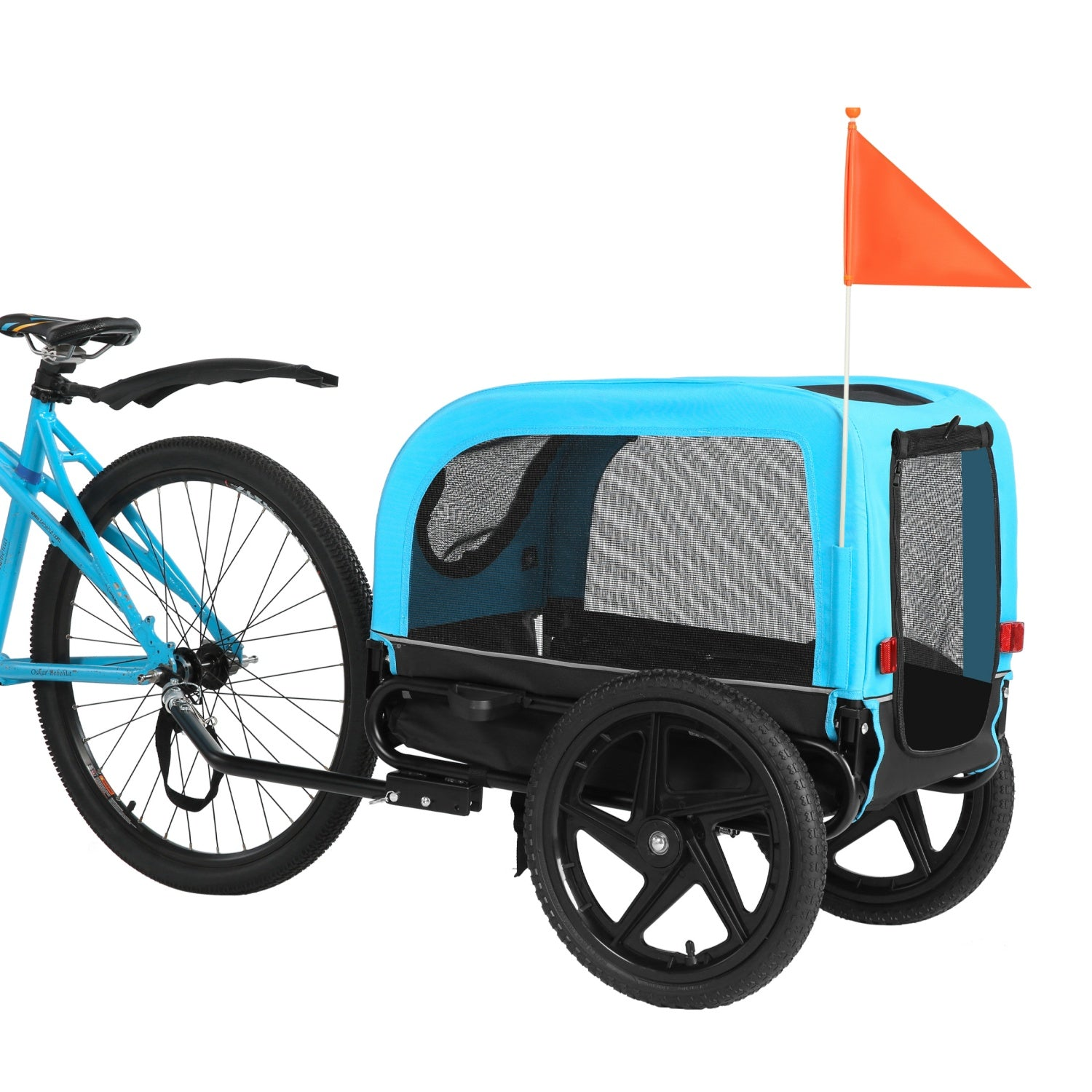 Un remolque azul para mascotas con ventanas de malla y una bandera de seguridad naranja está conectado a una bicicleta azul.