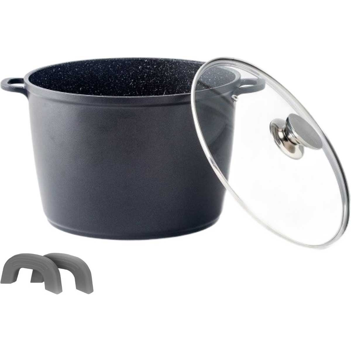 Una olla gris con tapa de cristal y dos pequeños mangos de silicona gris sobre fondo blanco.