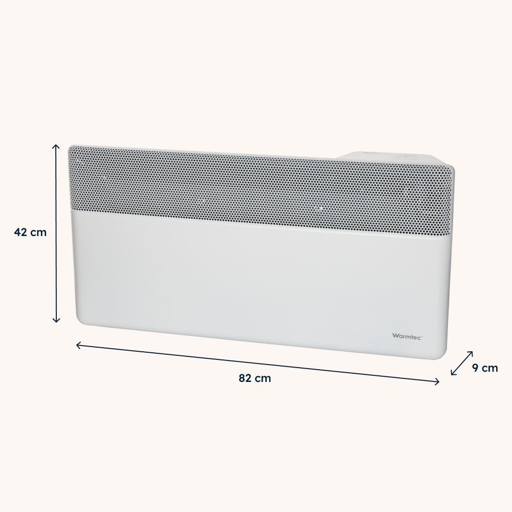 Biały konwektor ścienny o wymiarach: szerokość 82 cm, wysokość 42 cm i głębokość 9 cm na jasnym tle.