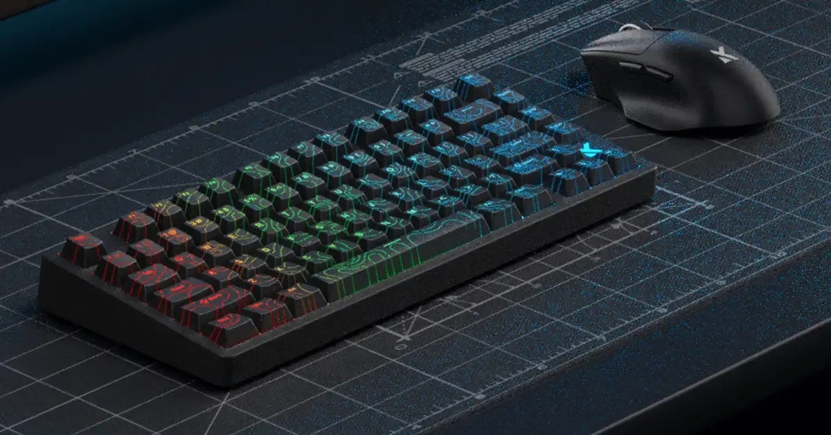 Czarna klawiatura mechaniczna z oświetleniem RGB i czarna mysz na ciemnej podkładce.