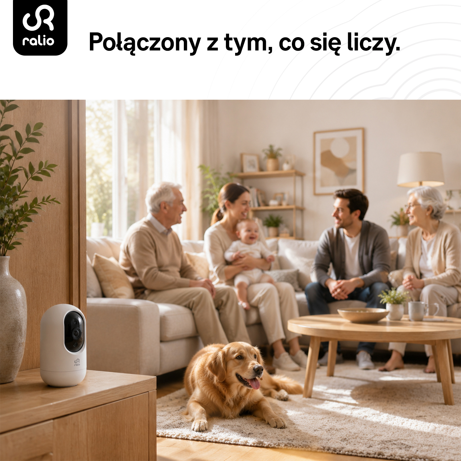 Rodzina z psem siedzi w salonie, podczas gdy na drewnianej szafce stoi biała kamera bezpieczeństwa.
