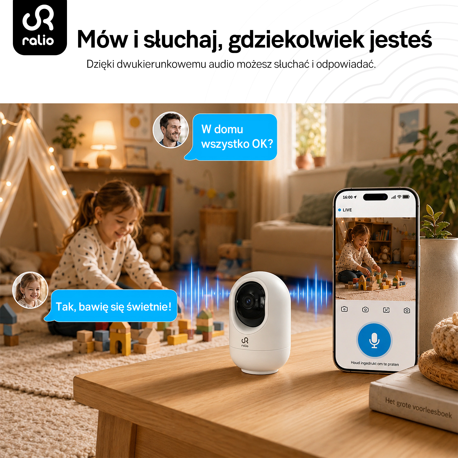 Biała kamera domowa na drewnianym stole, połączona z aplikacją w smartfonie pokazującą bawiące się dziecko.
