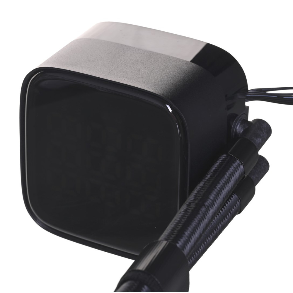 Schwarzes CPU-Wasserkühlungs-Pumpenmodul mit angeschlossenen geflochtenen Rohren vor weißem Hintergrund.