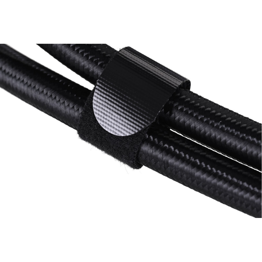Zwei schwarze, geflochtene Kabel sind zusammen mit einem Klettverschluss auf weißem Hintergrund befestigt.