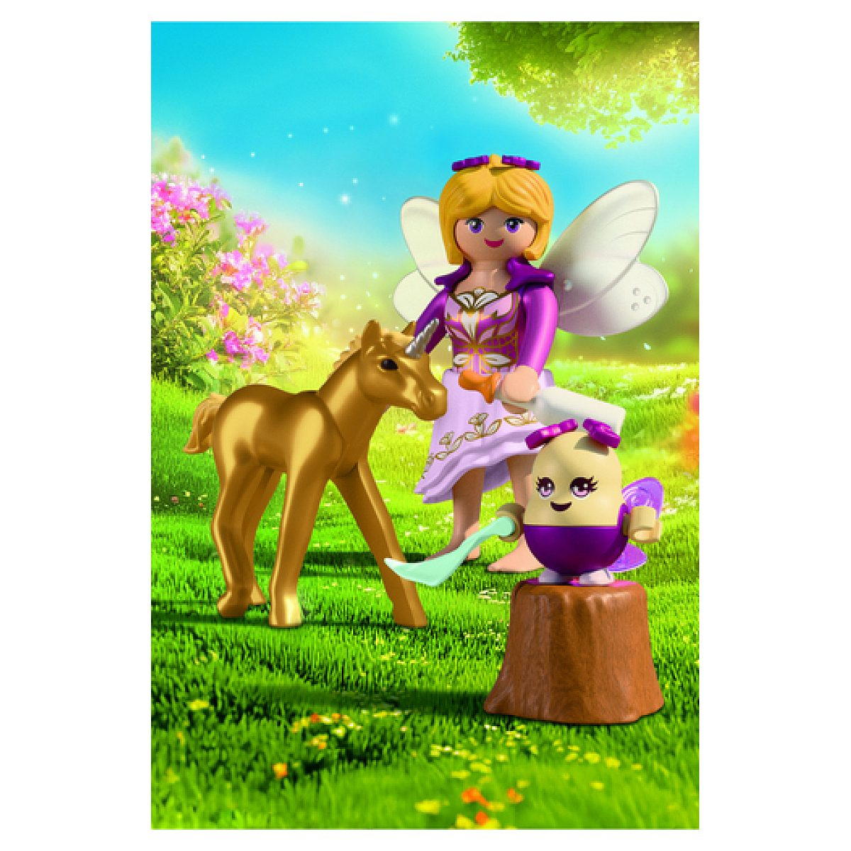 Playmobil-Fee mit Flügeln, goldenem Einhorn und kleiner Eikreatur mit Schwert auf einer sonnigen Wiese.