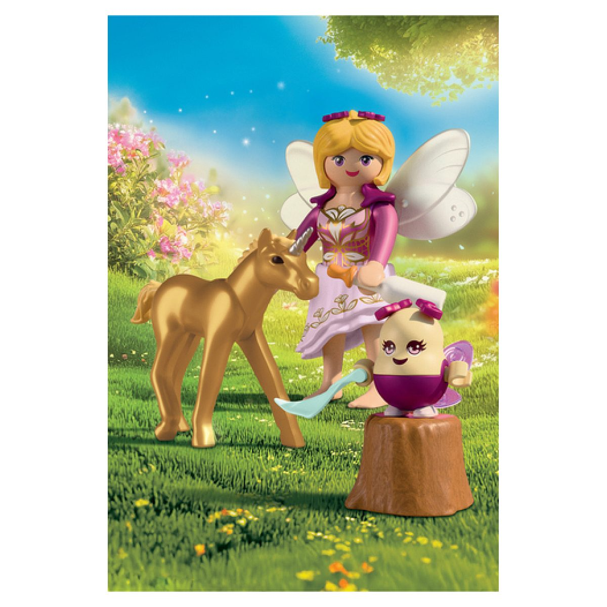 Eine Fee mit Flügeln und ein goldener Einhorn stehen auf einer Wiese mit einer kleinen Kreatur.